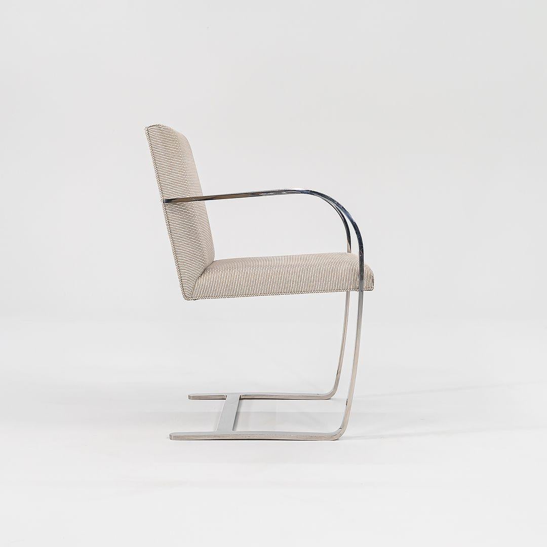 Es handelt sich um einen Satz von 6 Stühlen mit flachen Stäben aus Brünn, Modell 255, die 1930 von Mies van der Rohe entworfen wurden. Diese Exemplare wurden 1984 von Knoll hergestellt, und der angegebene Preis umfasst den Satz von 6 Stühlen. Sie