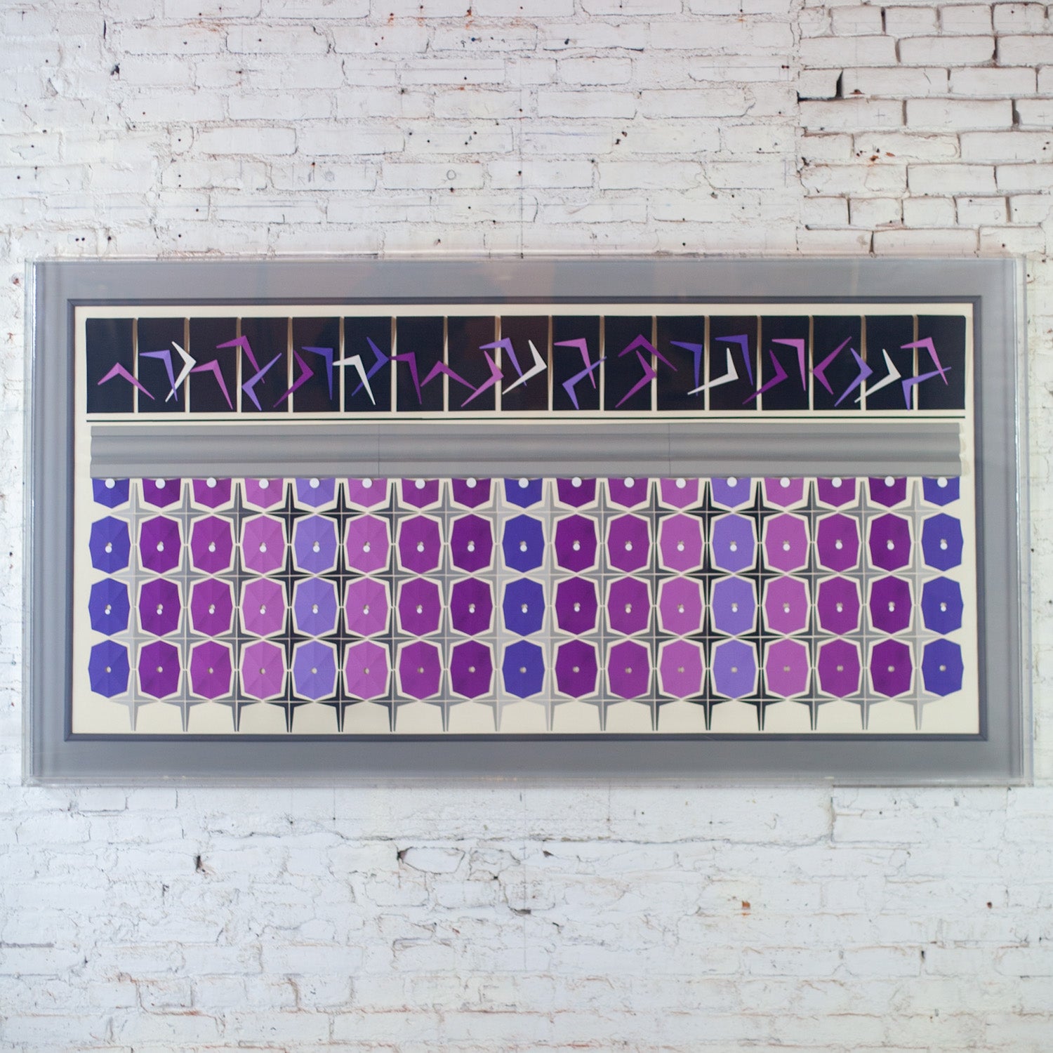 Magnifique pièce d'art mural géométrique abstrait en Mixed Media signée 1984, composée de papier plié en origami à grande échelle en 2D. Le papier plié est de couleur violet, blanc, noir et gris et est encadré dans une boîte en plexiglas. Byit, en