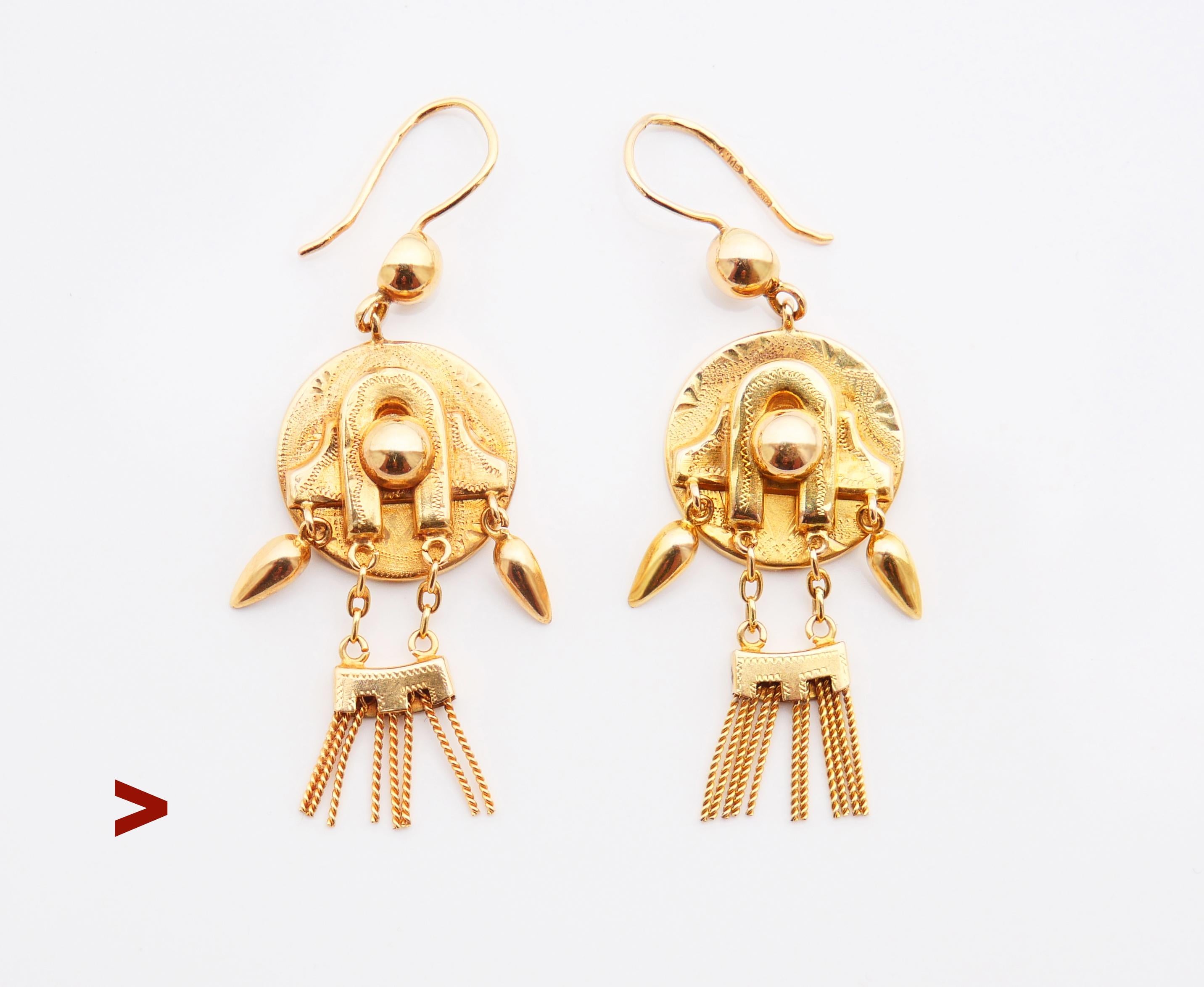 

Bonito par de  Pendientes que siguen los antiguos diseños clásicos de la escuela rusa, muy populares a partir de finales del siglo XIX, y que pueden ser una copia de un antiguo modelo de estilo moderno creado antes de la revolución de 1917. Este