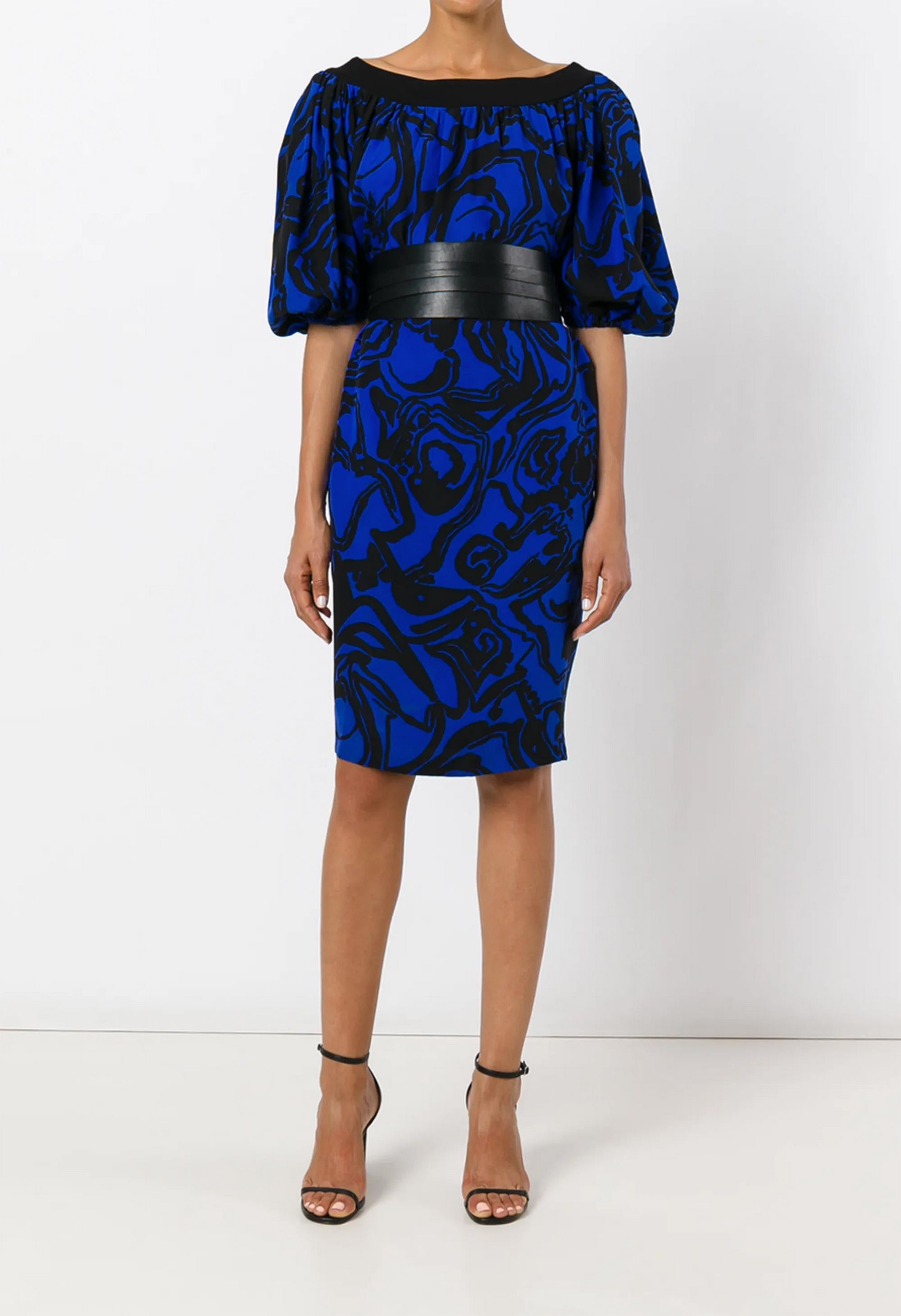 Robe en soie imprimée Yves Saint Laurent YSL avec imprimé abstrait noir et bleu, coupe oversize, col noir uni, manches courtes ballon élastiquées, ourlet droit.
Circa 1984 
voir l'image de la campagne d'été 1984 US Vogue en mars 1984, photographiée