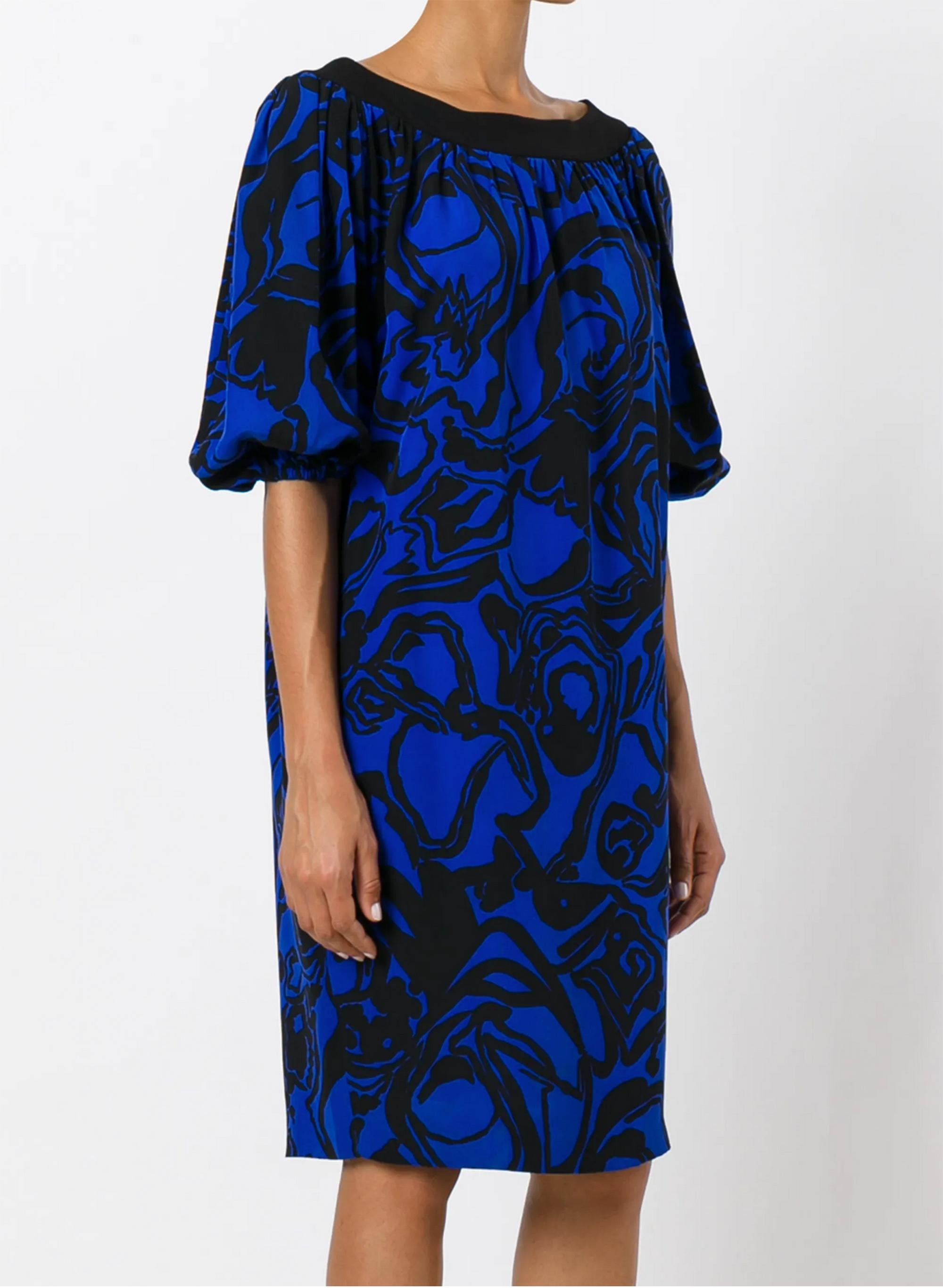 Noir Campagne d'été 1984 Yves Saint Laurent Robe en soie imprimée bleue en vente