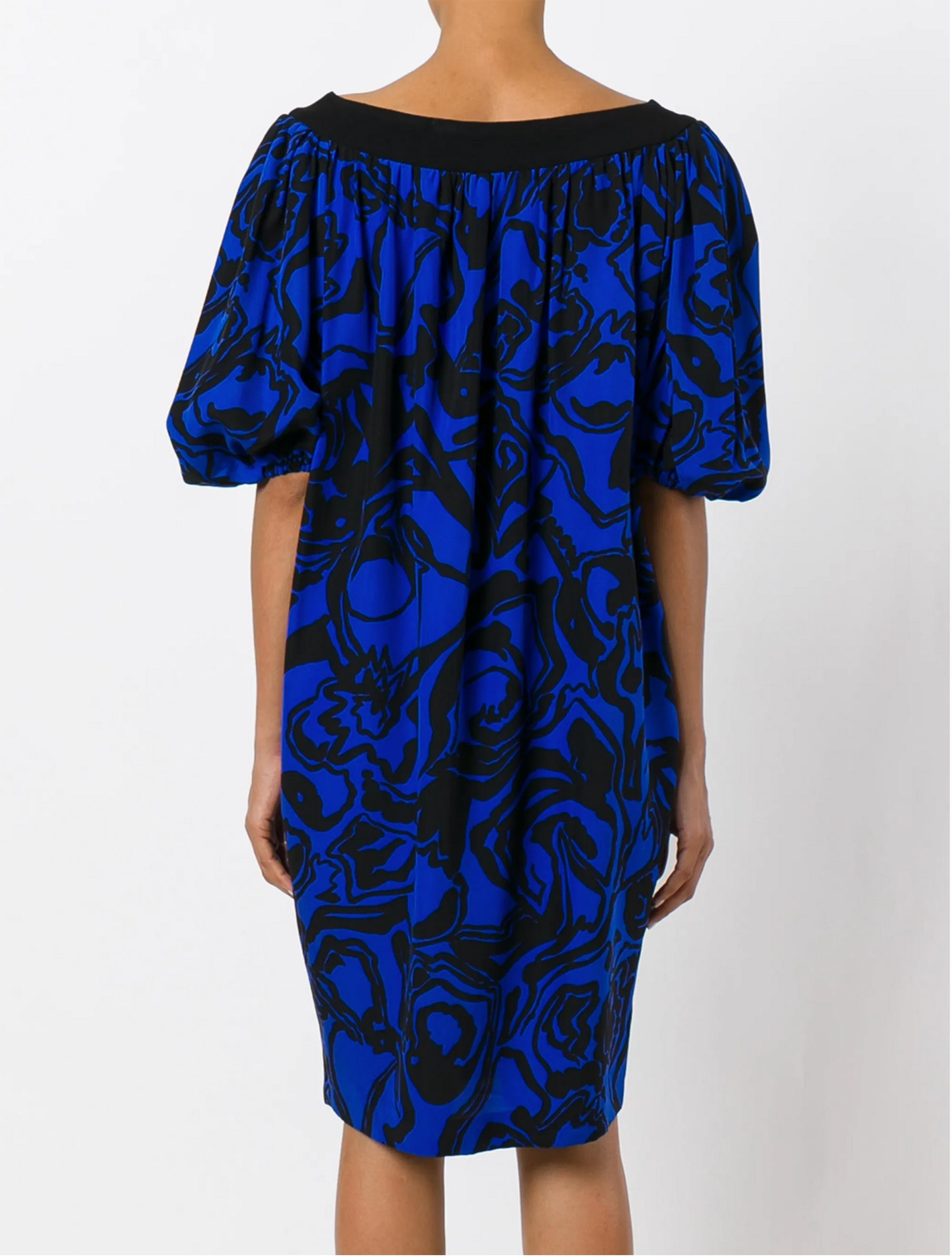 Campagne d'été 1984 Yves Saint Laurent Robe en soie imprimée bleue Bon état - En vente à Paris, FR