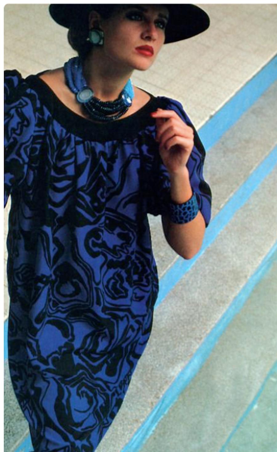 Campagne d'été 1984 Yves Saint Laurent Robe en soie imprimée bleue en vente 2