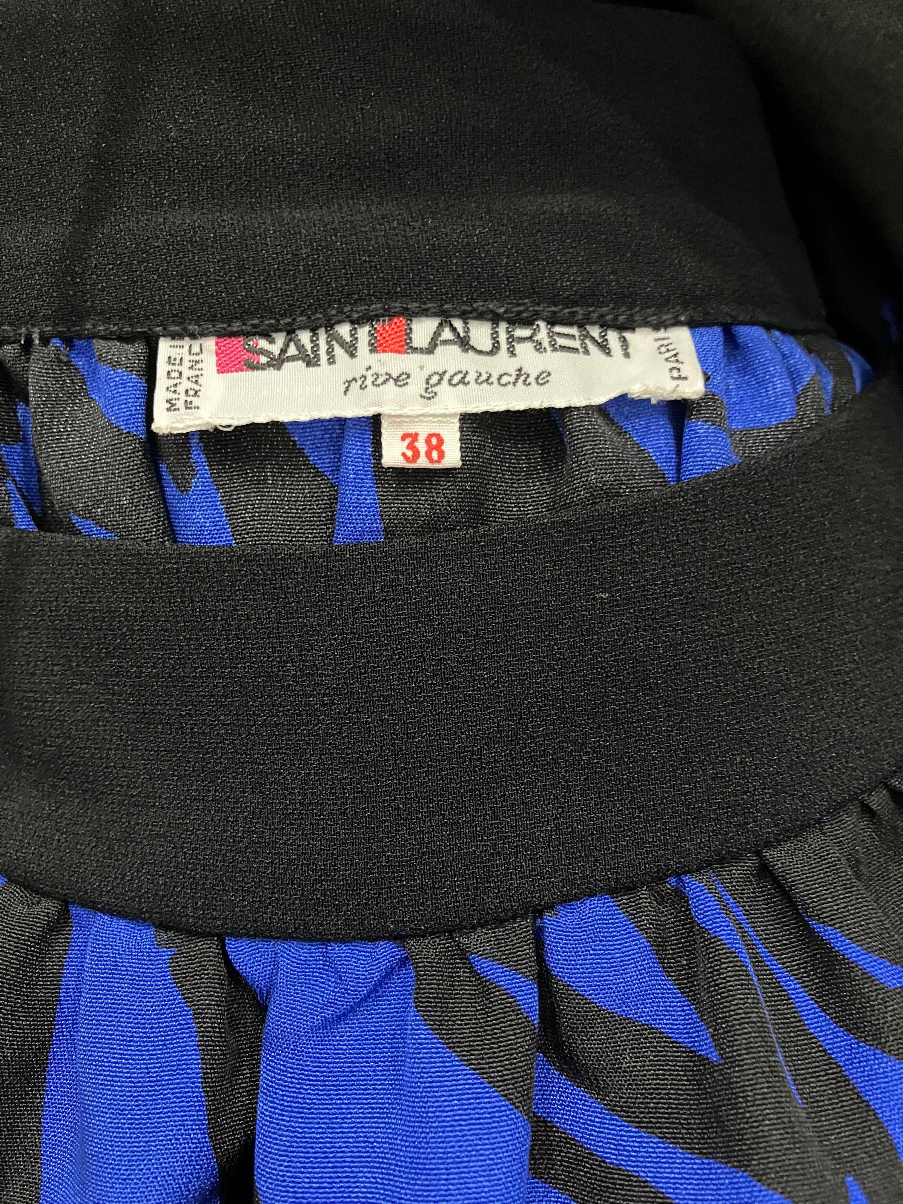Campagne d'été 1984 Yves Saint Laurent Robe en soie imprimée bleue en vente 3