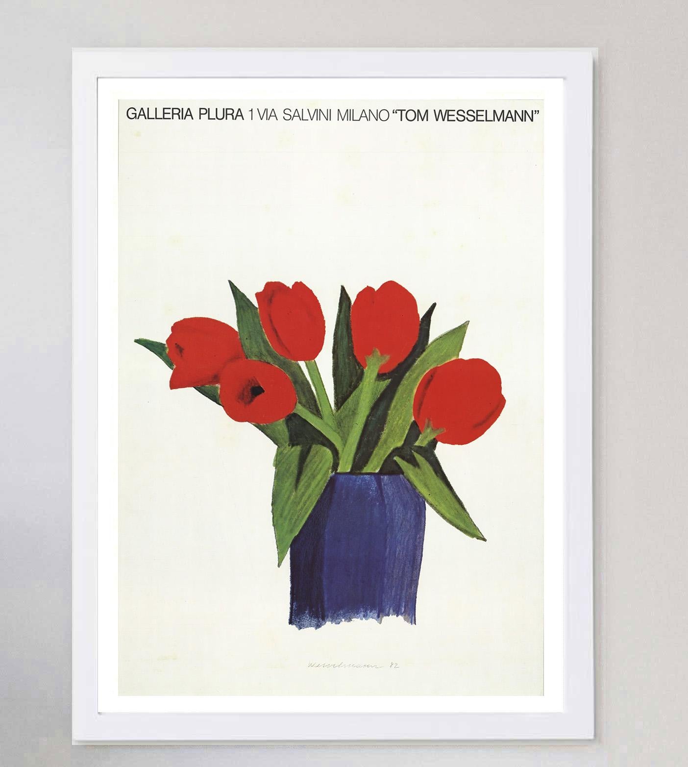 Schönes Plakat für die Einzelausstellung des amerikanischen Pop-Künstlers Tom Wesselmann in der Galleria Plura in Mailand, Italien. Die Ausstellung, die von Februar bis März 1984 läuft, zeigt Stücke aus Wesselmanns jüngstem Schaffen, darunter auch