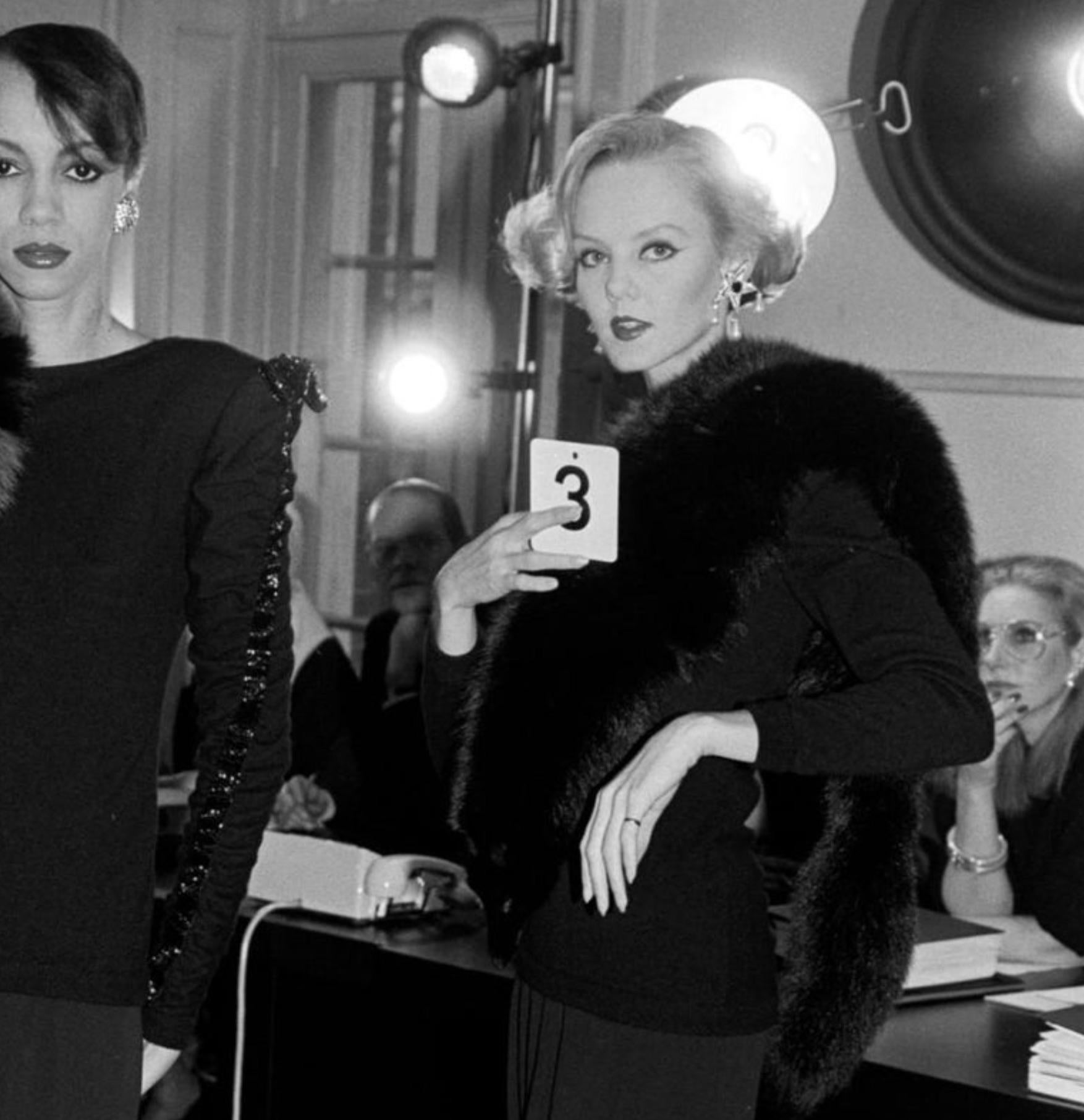 Dalla collezione Pre-Fall 1984, questa sciarpa Valentino Garavani Night è realizzata in sontuosa pelliccia di volpe nera. Presenta un fiocco di perline nere e occhi di strass di cristallo che aggiungono un tocco di brillantezza. Questo pezzo di