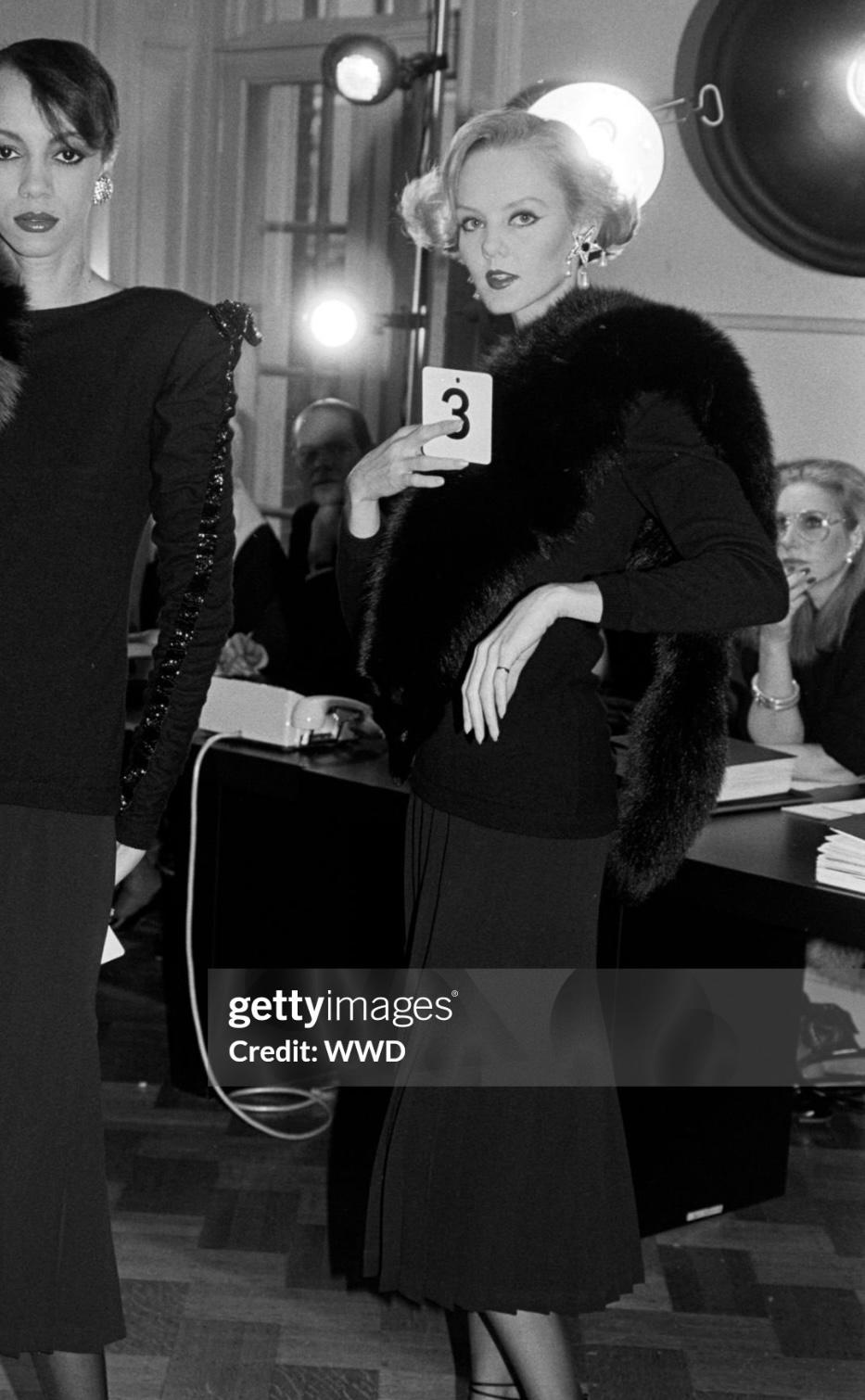 1984 Valentino Garavani Runway Rhinestone Beaded Bow Night Black Fox Fur Scarf In Excellent Condition For Sale In West Hollywood, CA