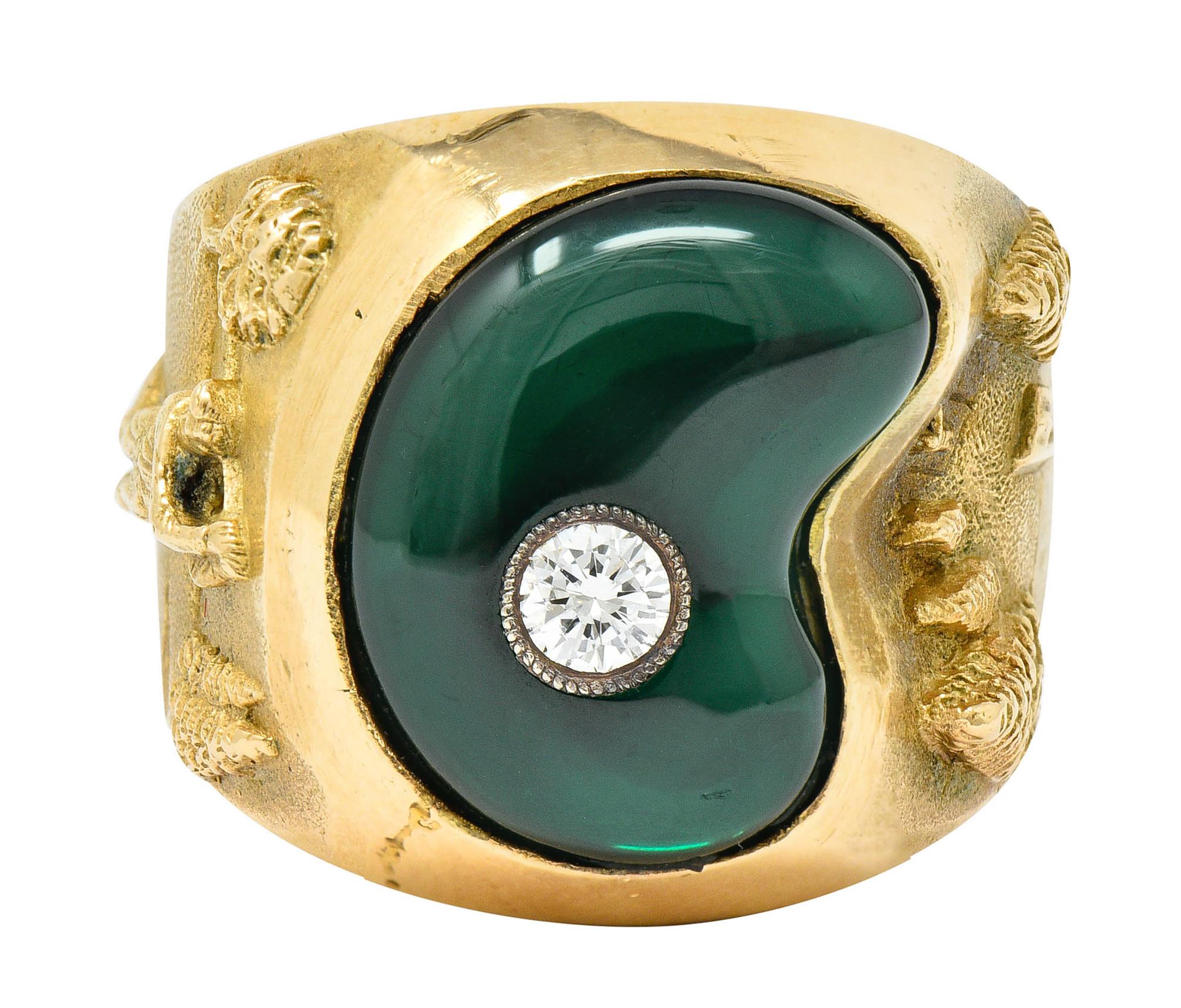 Golf-inspirierten Ring Zentren eine runde Brillantschliff Diamant mit einem Gewicht von ca. 0::15 Karat; G / H Farbe mit VS Klarheit

Umgeben von üppigen Golf Grün mit einem subtilen Satin-Finish glänzend mit klaren und grünen Email

Jede Schulter
