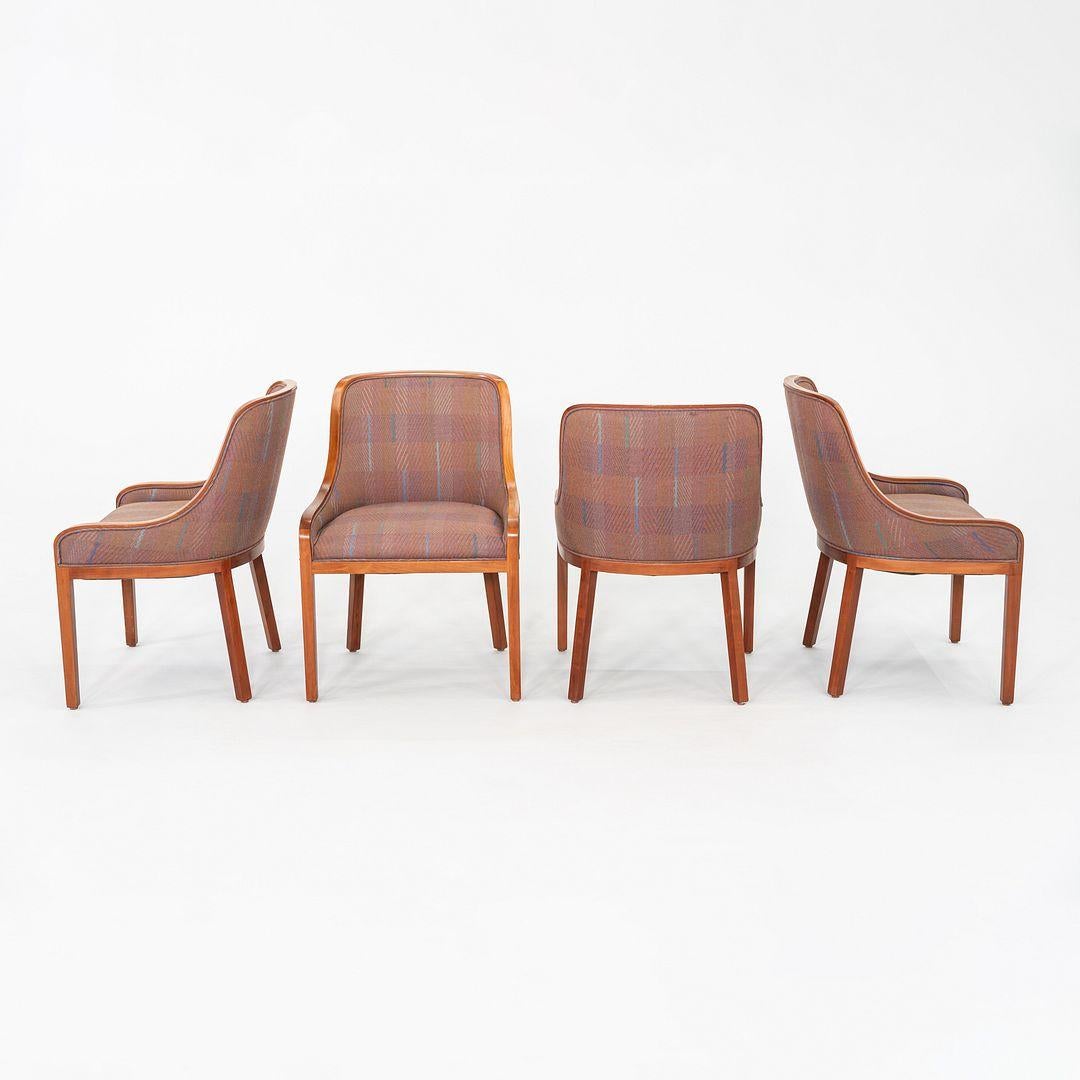 Il s'agit d'une chaise de banquier, initialement conçue par Ward Bennett pour Brickel Associates en 1965. Le prix indiqué comprend une chaise, et nous avons quatre chaises disponibles à l'achat. 
 
 Le design présente un cadre solide en bois dur de