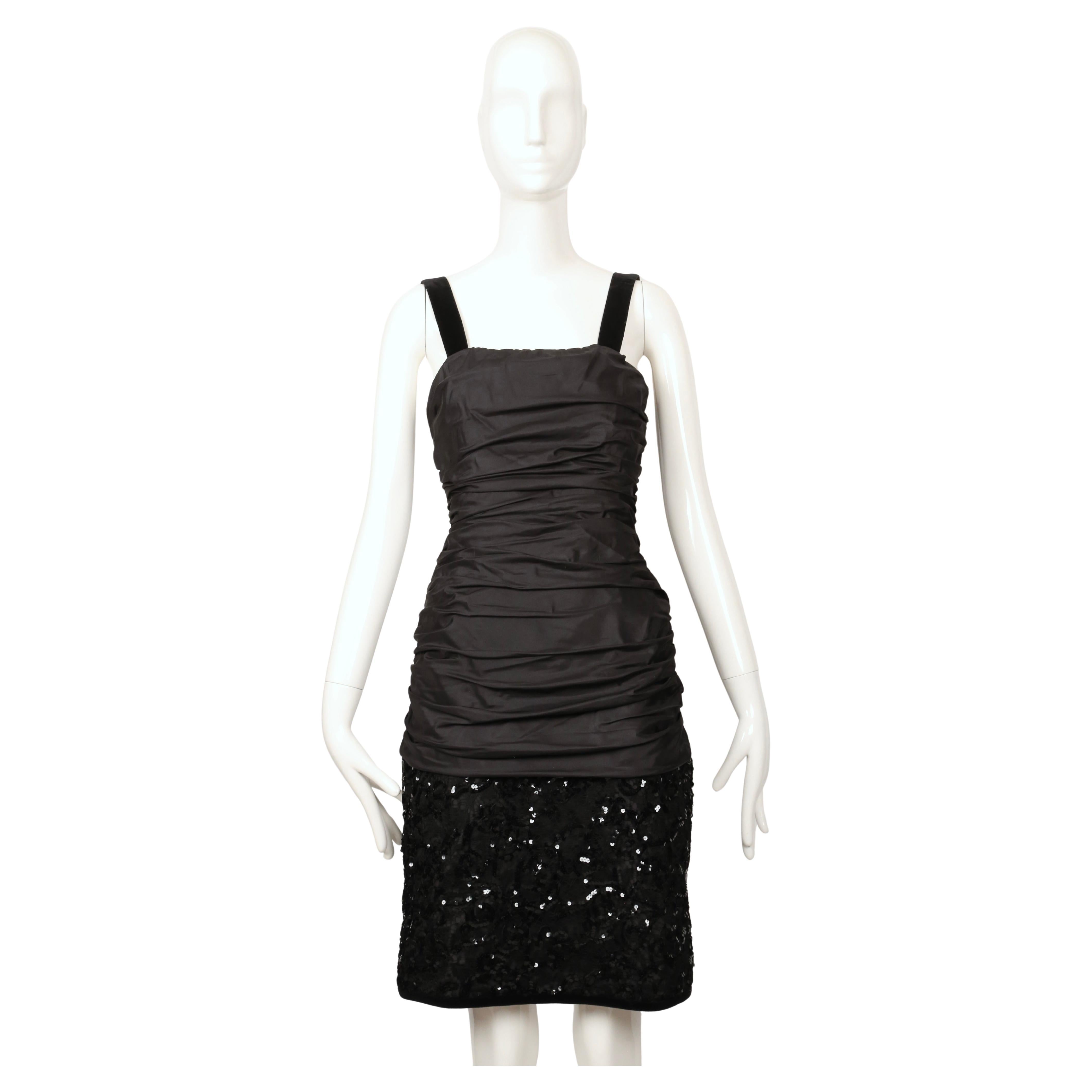 Raro vestido de cóctel de Yves Saint Laurent de la colección de otoño de 1984, tal y como se vio en la pasarela. El vestido tiene tirantes anchos de terciopelo y escote recto, con el corpiño y las caderas de tafetán de seda negra brillante,