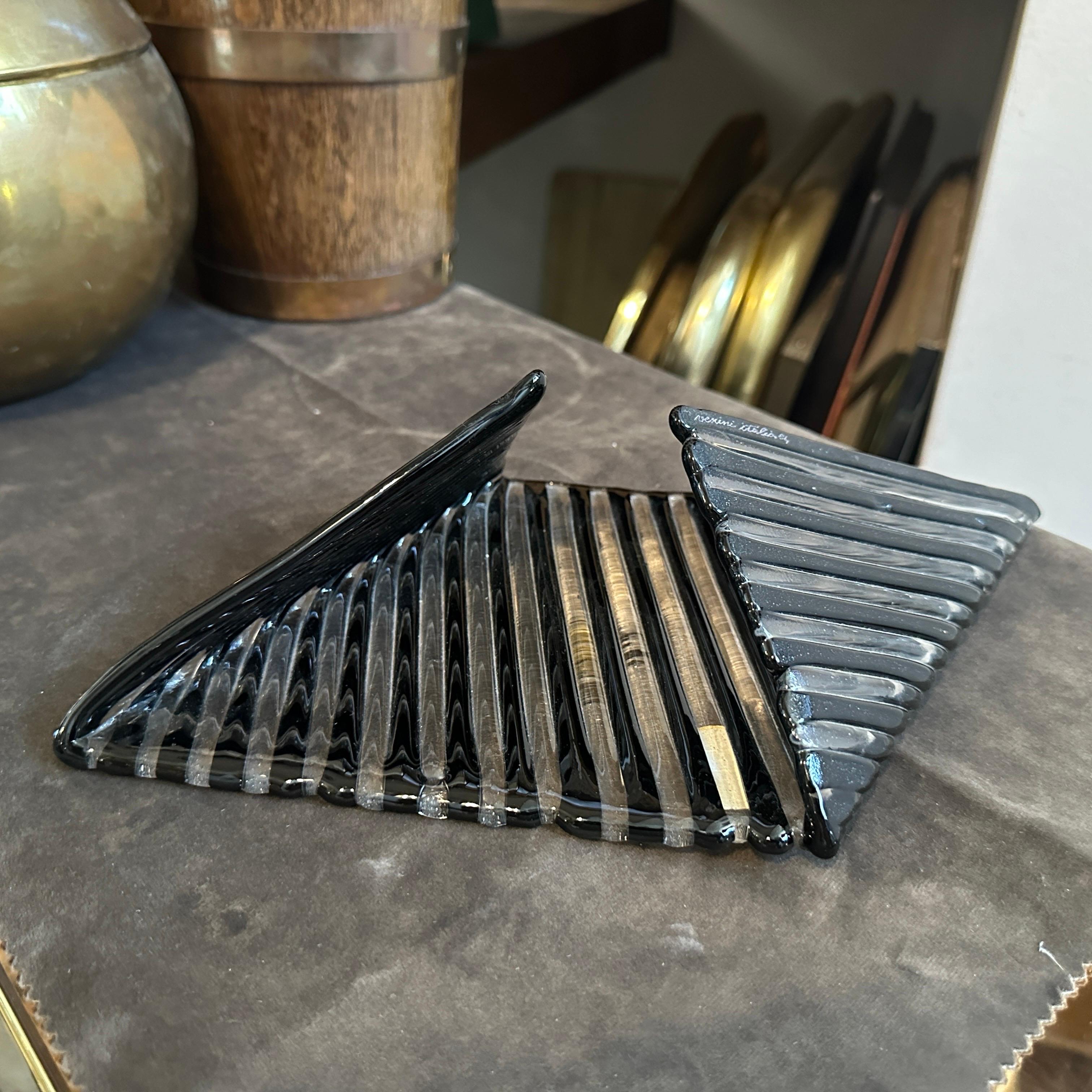 Vintage 1984 Modernist Schwarzes Murano Glas Vide Poche von Venini
Dieses raffinierte und zeitlose Stück italienischen Designs wurde 1984 von der renommierten Glashütte Venini auf der Insel Murano hergestellt. Venini wird für seine meisterhafte
