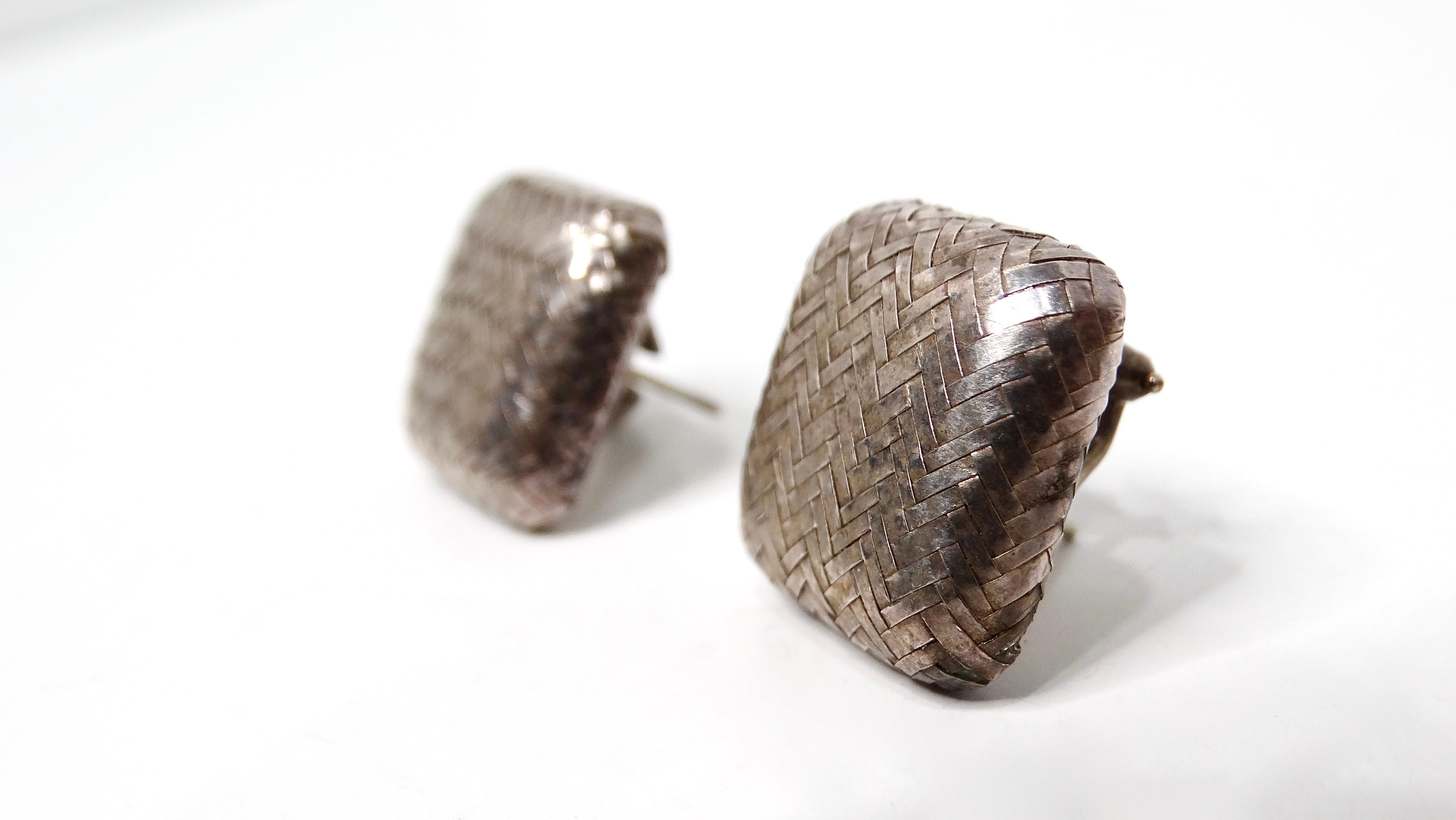 Ti presentiamo gli squisiti orecchini quadrati in argento sterling Angela Cummings 1985, un pezzo straordinario che incarna un'eleganza e una raffinatezza senza tempo. Realizzati in argento sterling di alta qualità, questi orecchini presentano un