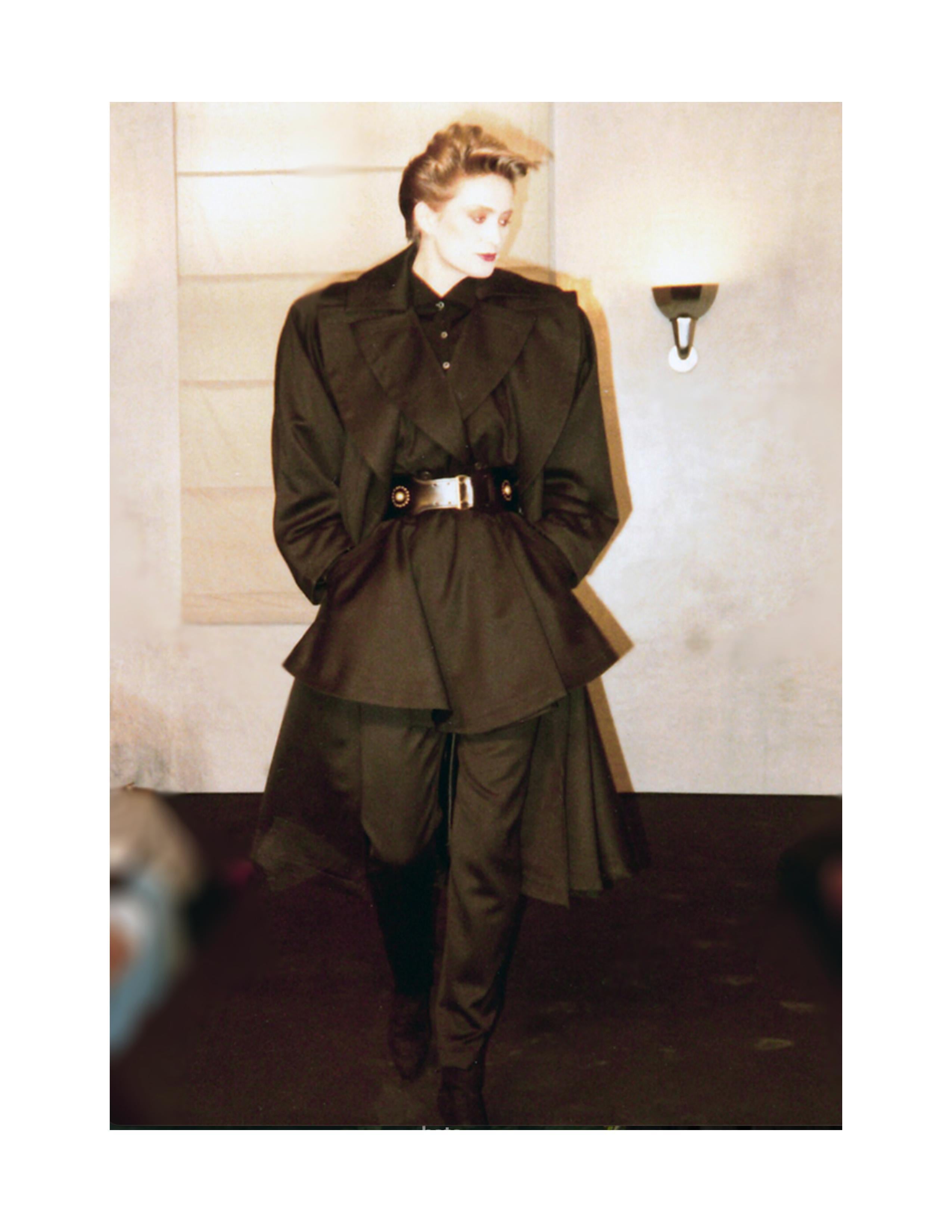 1985 Cappotto RUNWAY in gabardine di lana nera AZZEDINE ALAIA in vendita 9