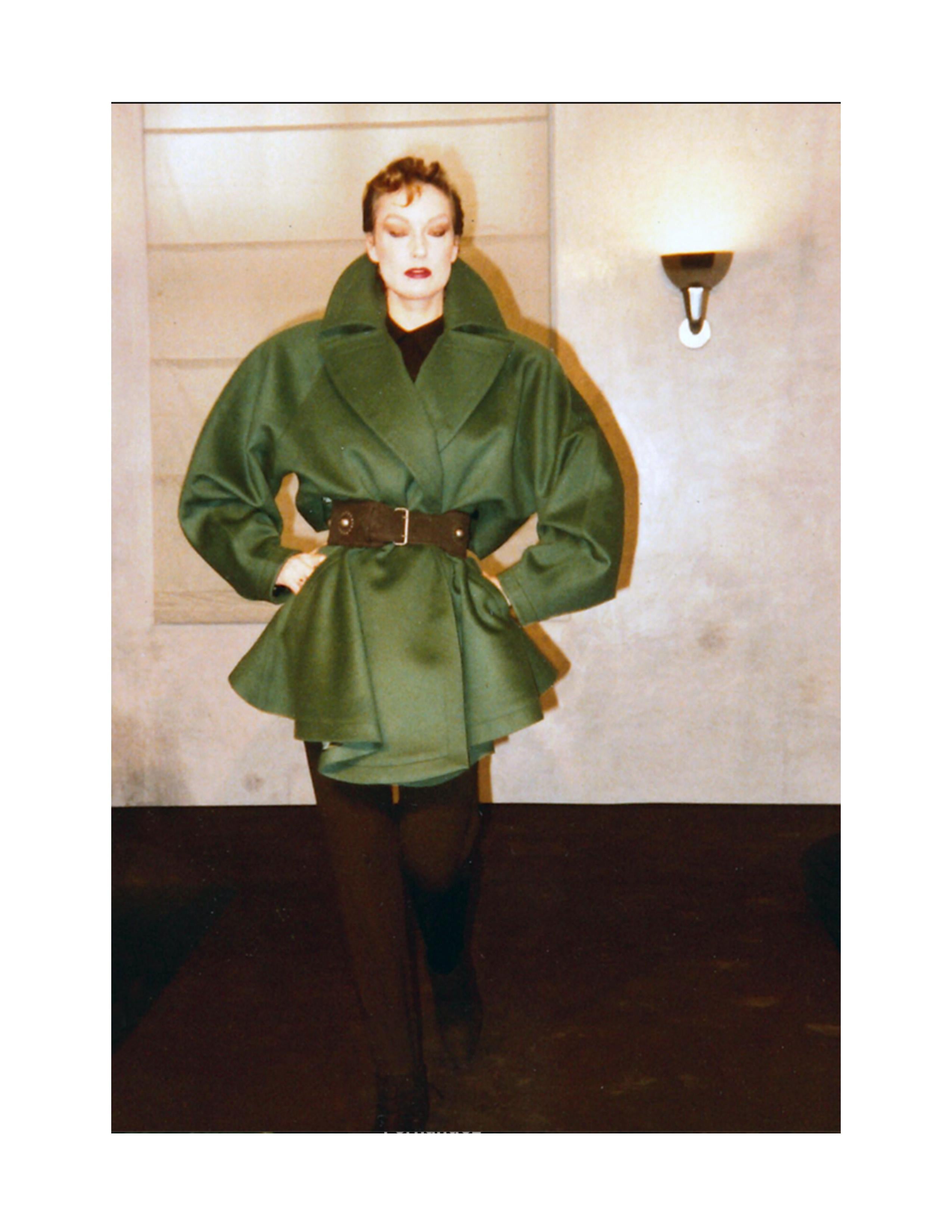 1985 Cappotto RUNWAY in gabardine di lana nera AZZEDINE ALAIA in vendita 11