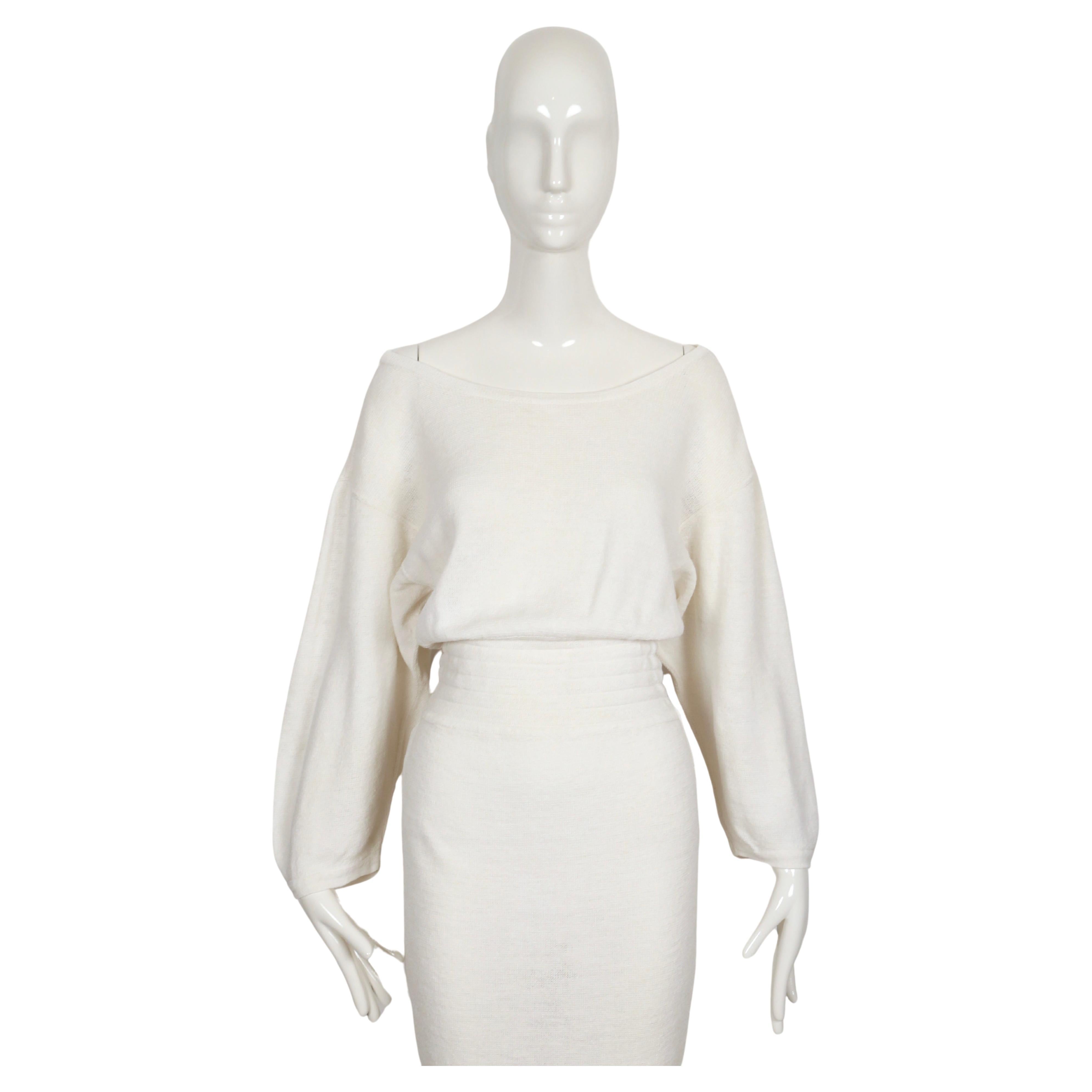 Rarísimo vestido de lino blanco roto con cintura elástica y espalda recortada de Azzedine Alaia de la primavera de 1985. Este vestido exacto forma parte de los archivos permanentes del Instituto del Traje del Museo MET. Este vestido no tiene
