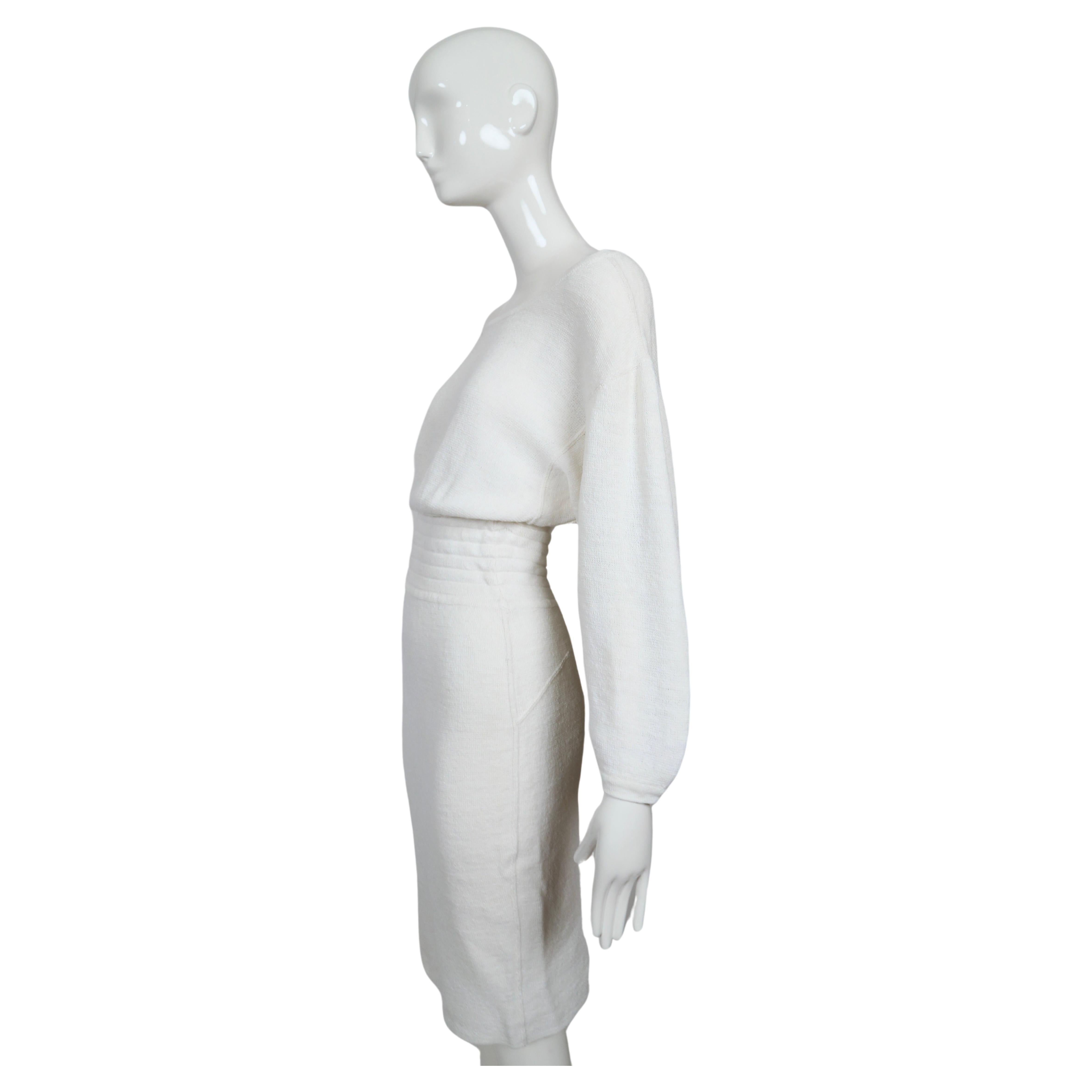 Femenino o masculino 1985 AZZEDINE ALAIA Vestido de lino blanco roto con cintura elástica y corte en la espalda en venta