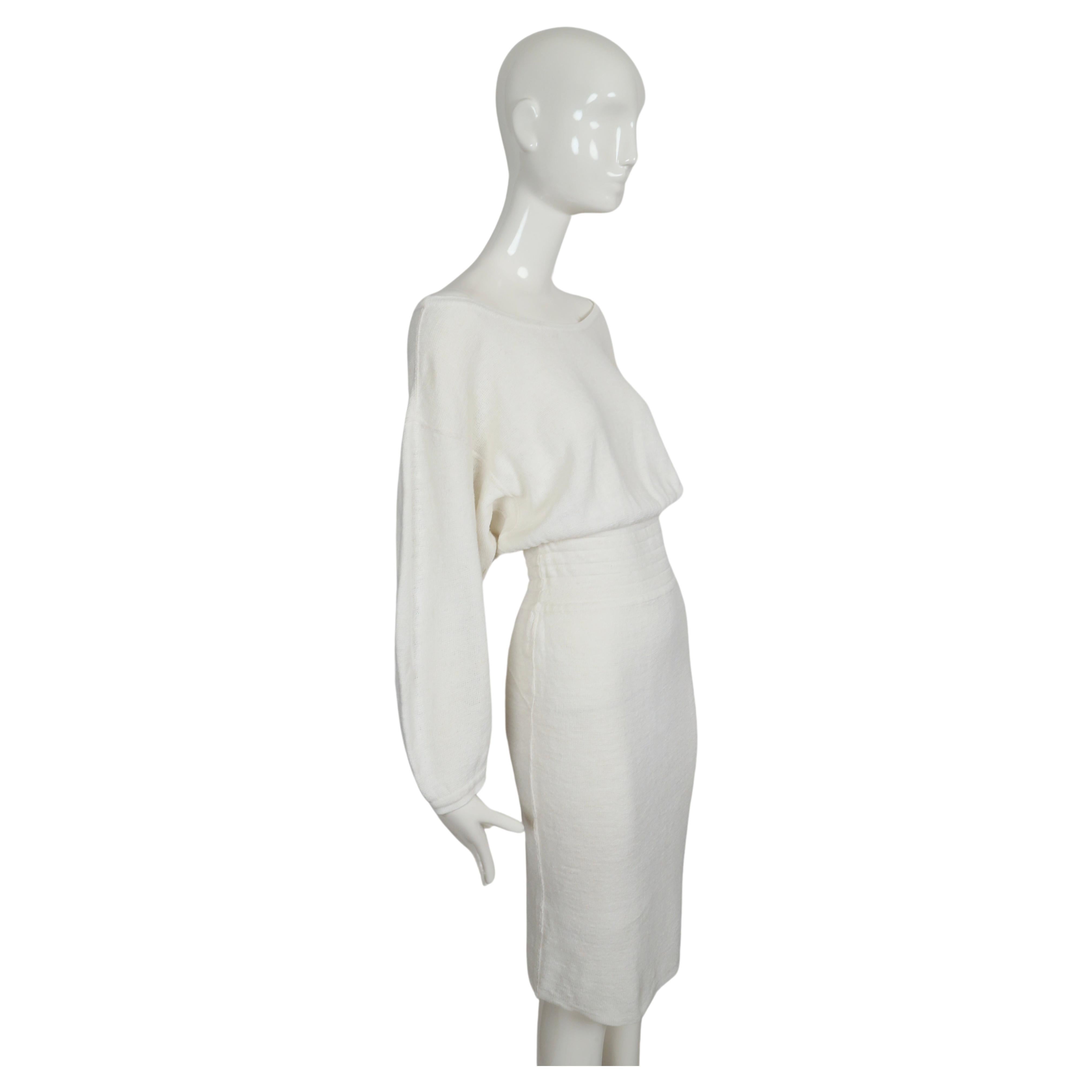 1985 AZZEDINE ALAIA Vestido de lino blanco roto con cintura elástica y corte en la espalda en venta 1