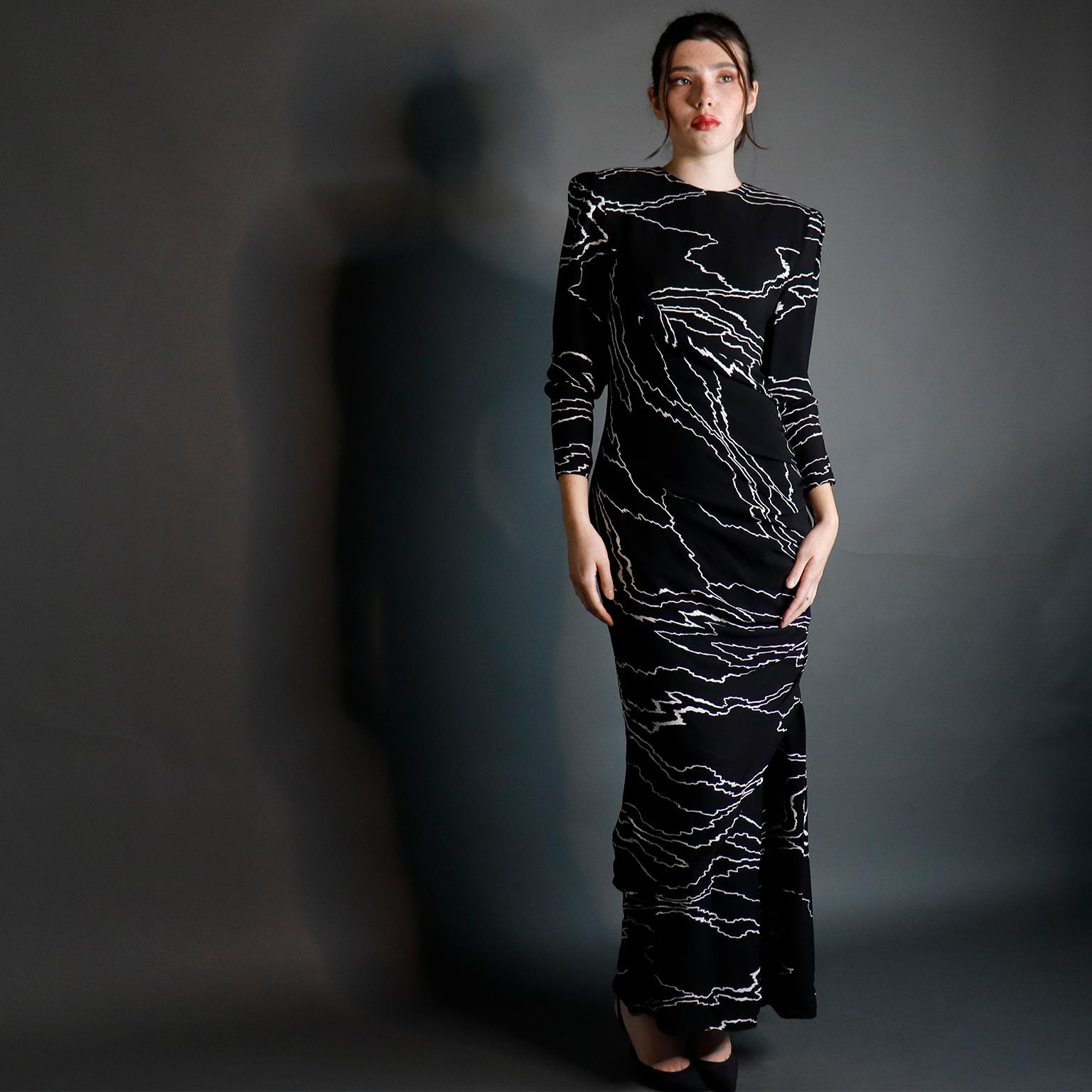 Cette élégante robe vintage du designer Bill Blass provient de sa collection de 1985 et nous la trouvons si fabuleuse !  La robe longue est ornée d'un superbe imprimé abstrait noir et blanc. Nous adorons les pièces vintage de Bill Blass et celle-ci
