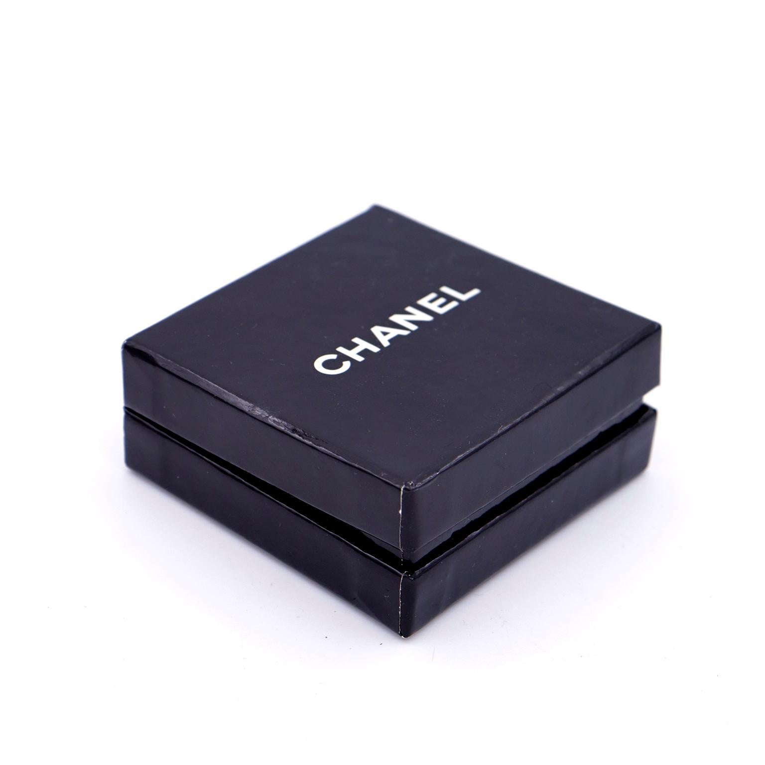 1985 Chanel Vintage Boucles d'oreilles Clips en Plaqué Or et Perle Centrale dans sa boite en vente 2