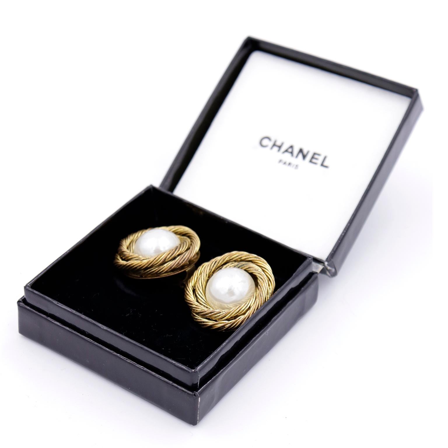 1985 Chanel Vintage Gold Plate Rope & Center Large Pearl Clip Earrings in Box For Sale 3