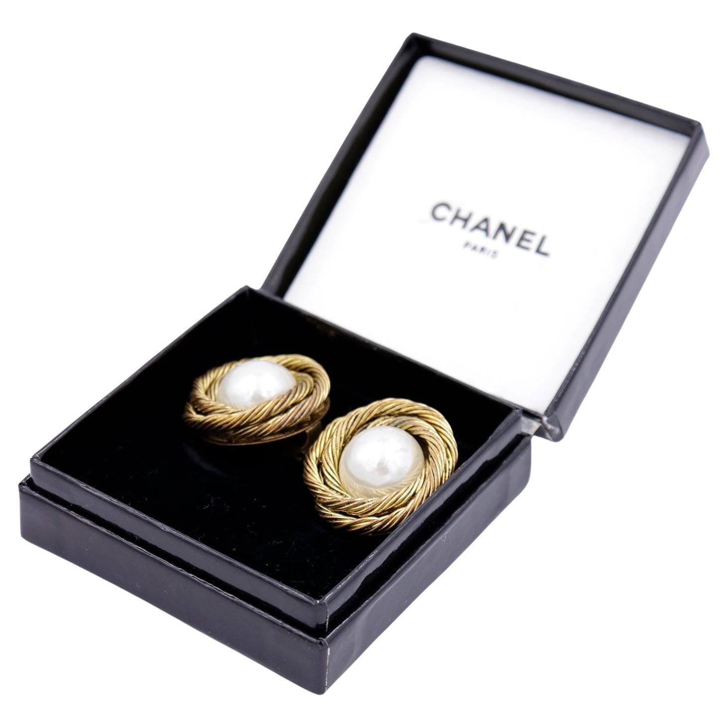 1985 Chanel Vintage Gold Plate Rope & Center Large Pearl Clip Earrings in Box For Sale