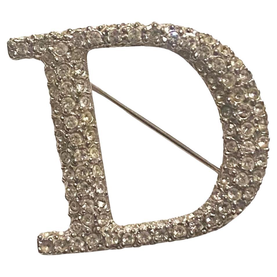 1985 Christian Dior Rhodinierte Kristall-D-Brosche, Vintage Designer-Schmuck