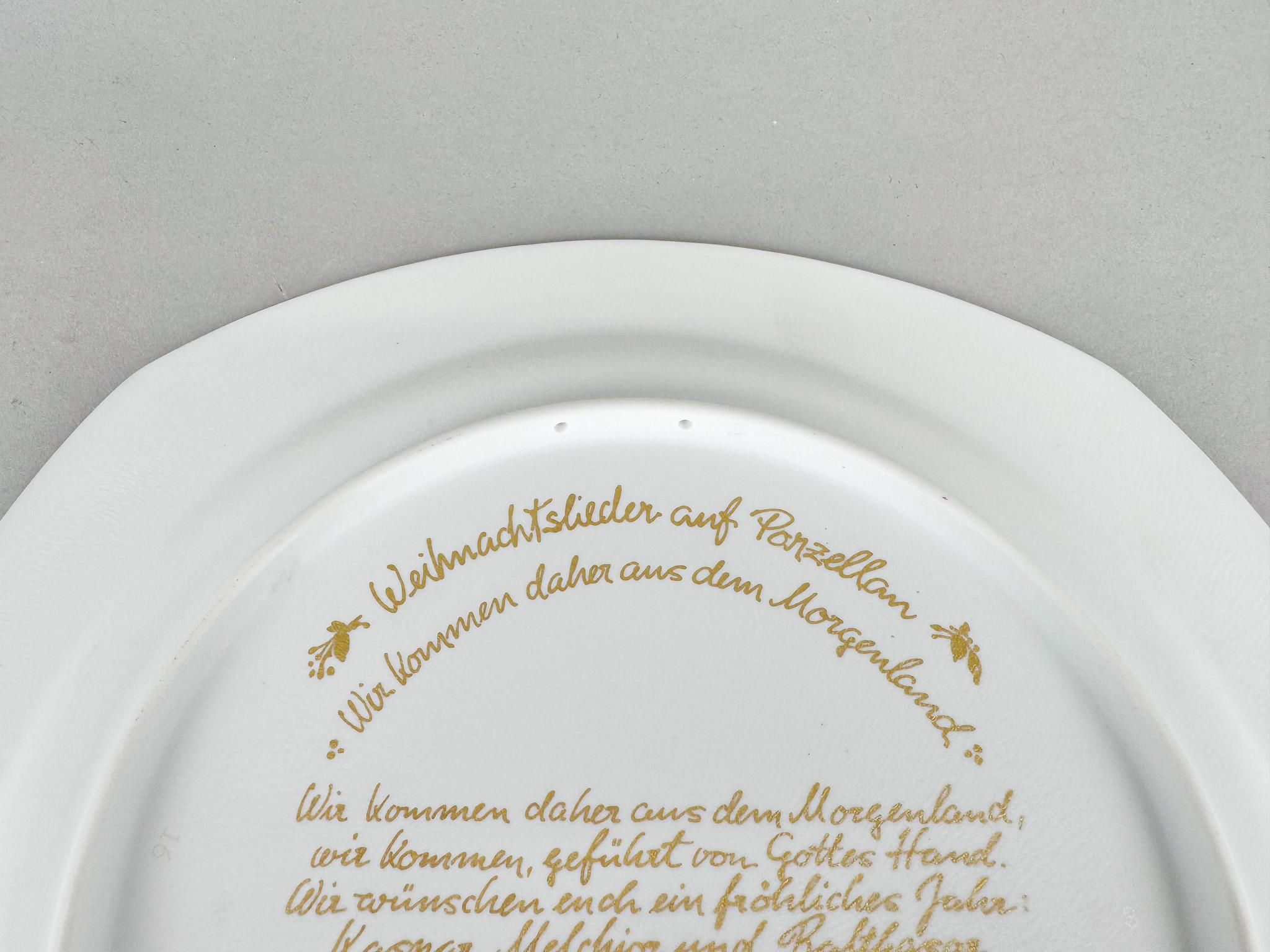 1985 Christmas Rosenthal Porcelain Plate by by Bjorn Wiinblad in Original Box For Sale 3