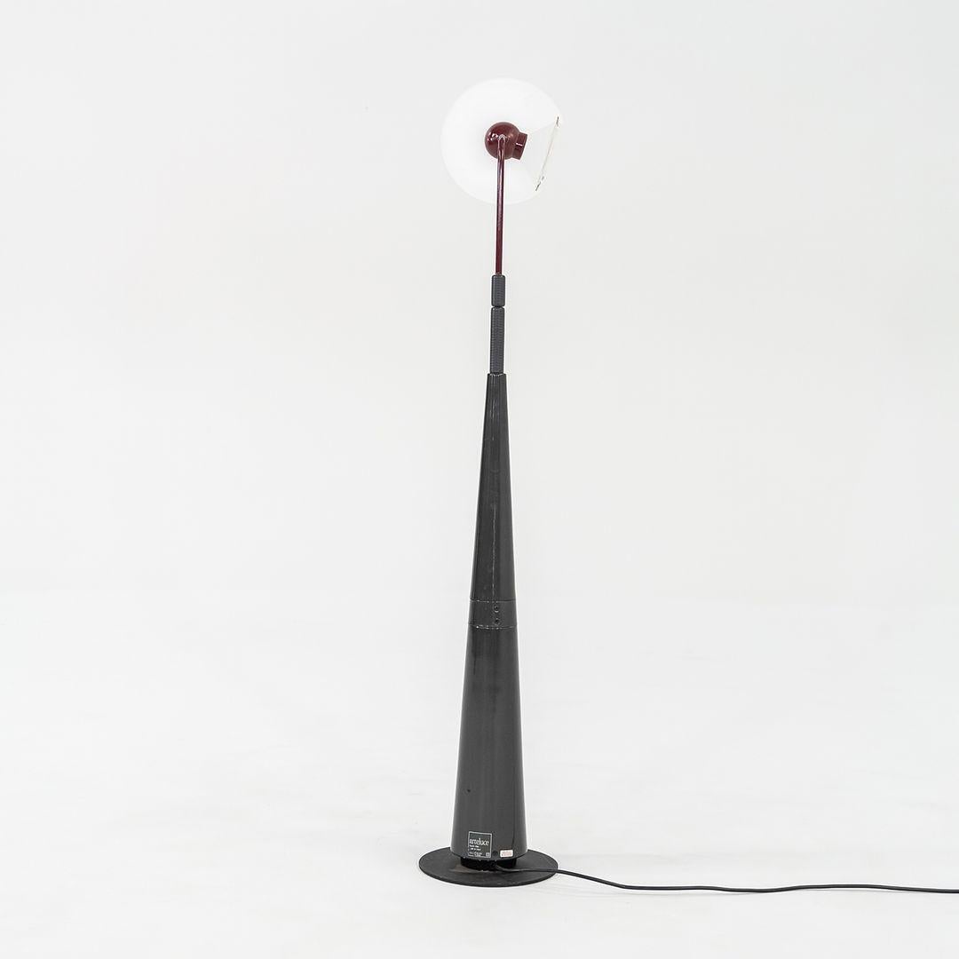 Il s'agit d'une paire de lampadaires post-modernes, Design/One 1195, conçus par Pier Giuseppe Ramella pour Arteluce en 1985. Le prix indiqué comprend une lampe, mais nous en avons deux disponibles à l'achat. Leur design se caractérise par une base