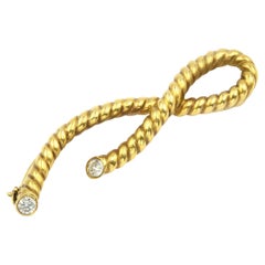 1985 CUMMINGS Broche de cinta de cuerda retorcida de oro amarillo de 18 quilates con 2 diamantes