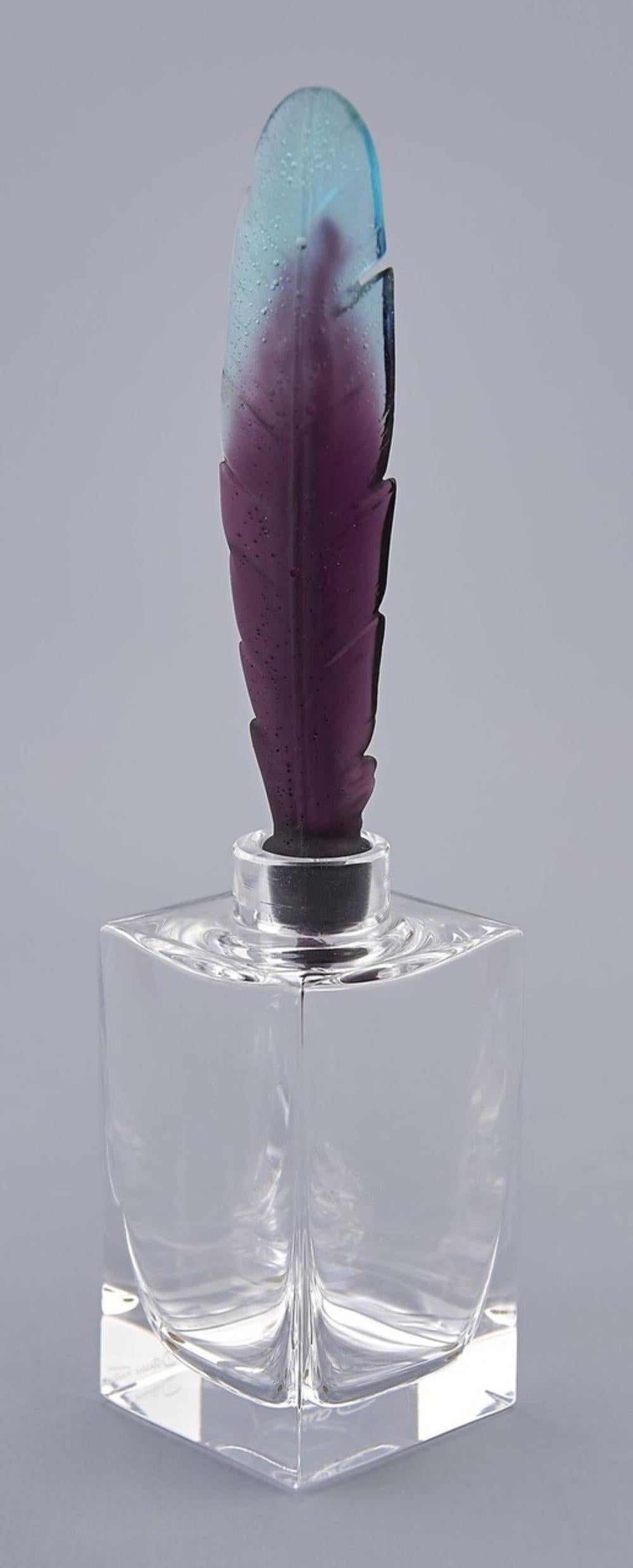 DAUM - Blaue und violette polychrome Pastenfeder aus Glas und Tintenfass aus Kristall. 

H 22,5 cm
Seite 6 cm