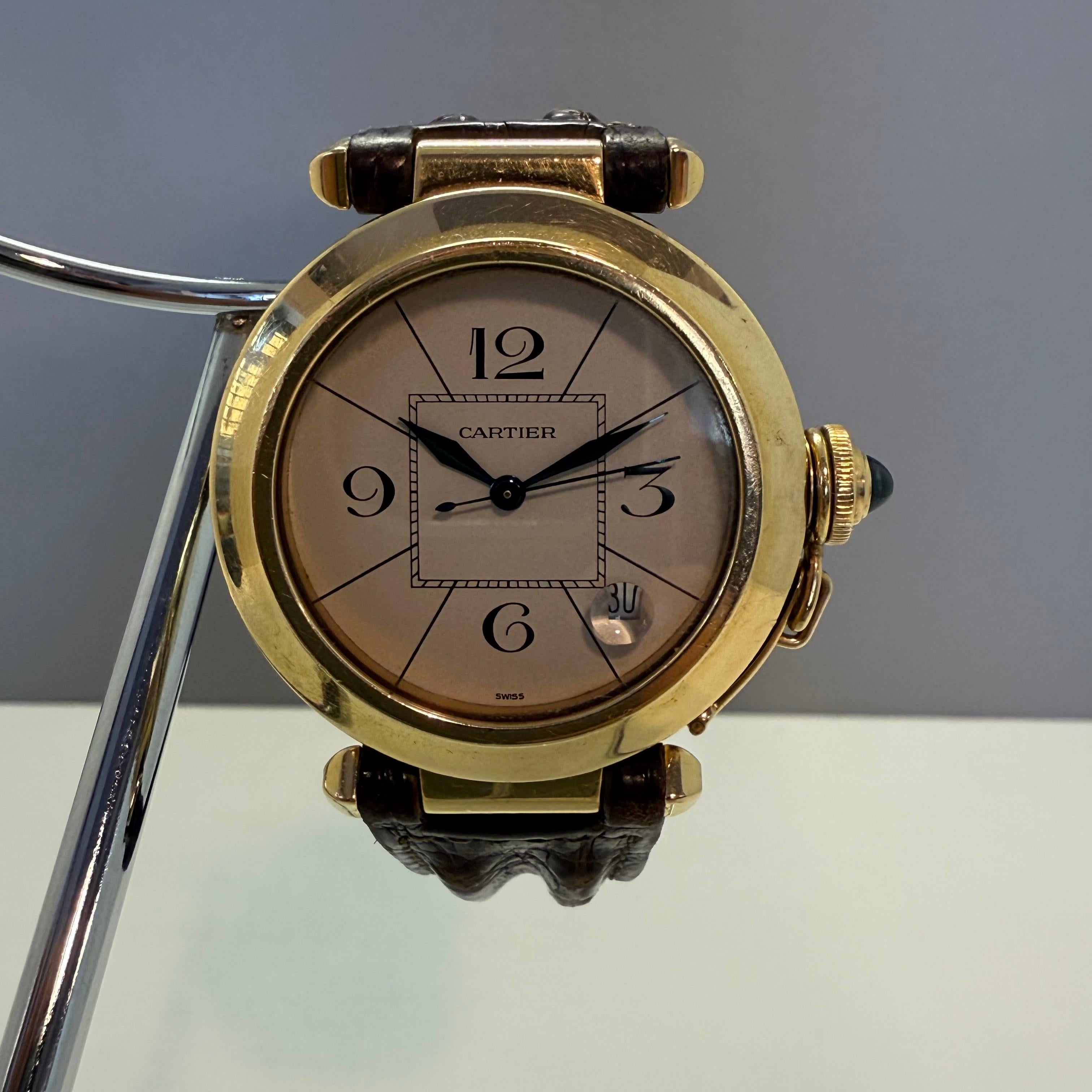 Äußerst seltene Cartier Pascha von 1985
Im Jahr 1985 gestaltete Gerald Genta diese ikonische Uhr neu und dieses Exemplar hier gehört genau zu der allerersten Serie, die sehr schwer zu finden ist.

Noch faszinierender ist die Tatsache, dass diese Uhr
