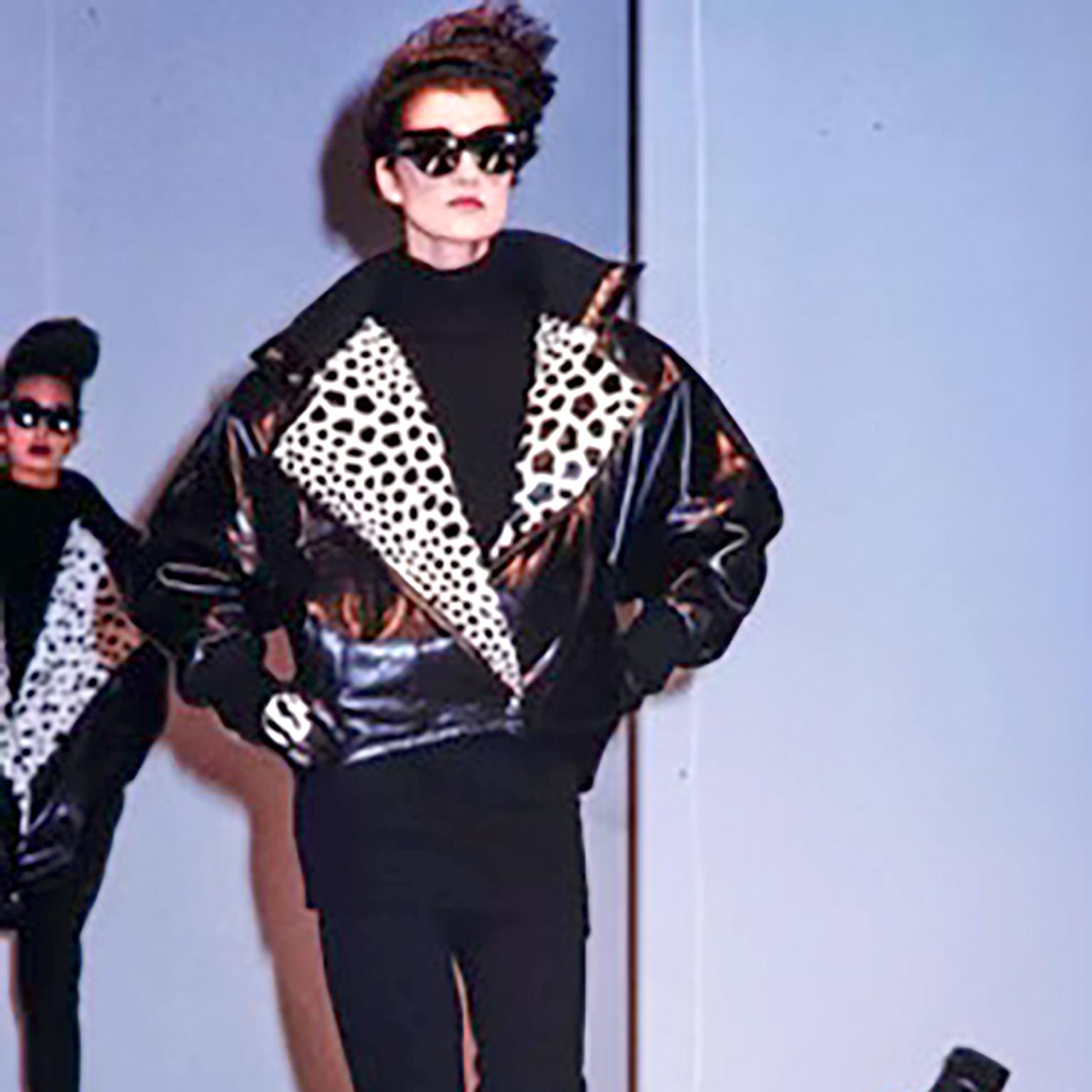 Dies ist eine hervorragende schwarze Vintage-Lederjacke mit dem frühen Claude Montana Idéal Cuir Made in Paris:: Frankreich Label. Dieses atemberaubende Stück wurde auf der Claude Montana A/W 1985 Show auf dem Laufsteg in verschiedenen Längen