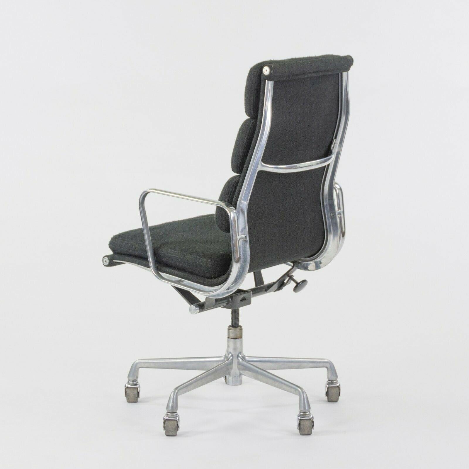 1985 Fabric Herman Miller Eames Aluminum Group Executive High Back Desk Chair In Good Condition For Sale In Philadelphia, PA
