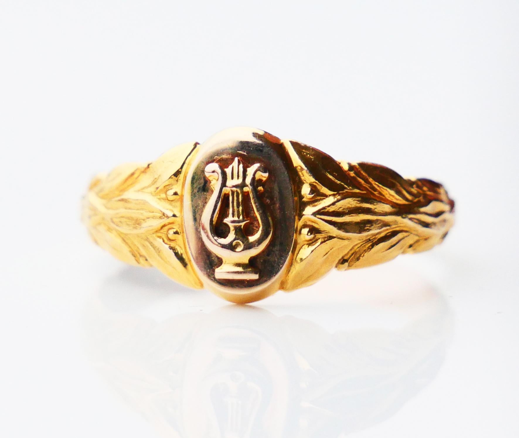 Signet Ring in solid 14K Yellow Gold with ₤yra - a symbol of all Musicians for centuries in Rose Gold. Continuous design of detailed Laurel leaves on the band and the shoulders. Crown part with the symbol is 10 mm x 6 mm x 3mm deep.

Unisex model.