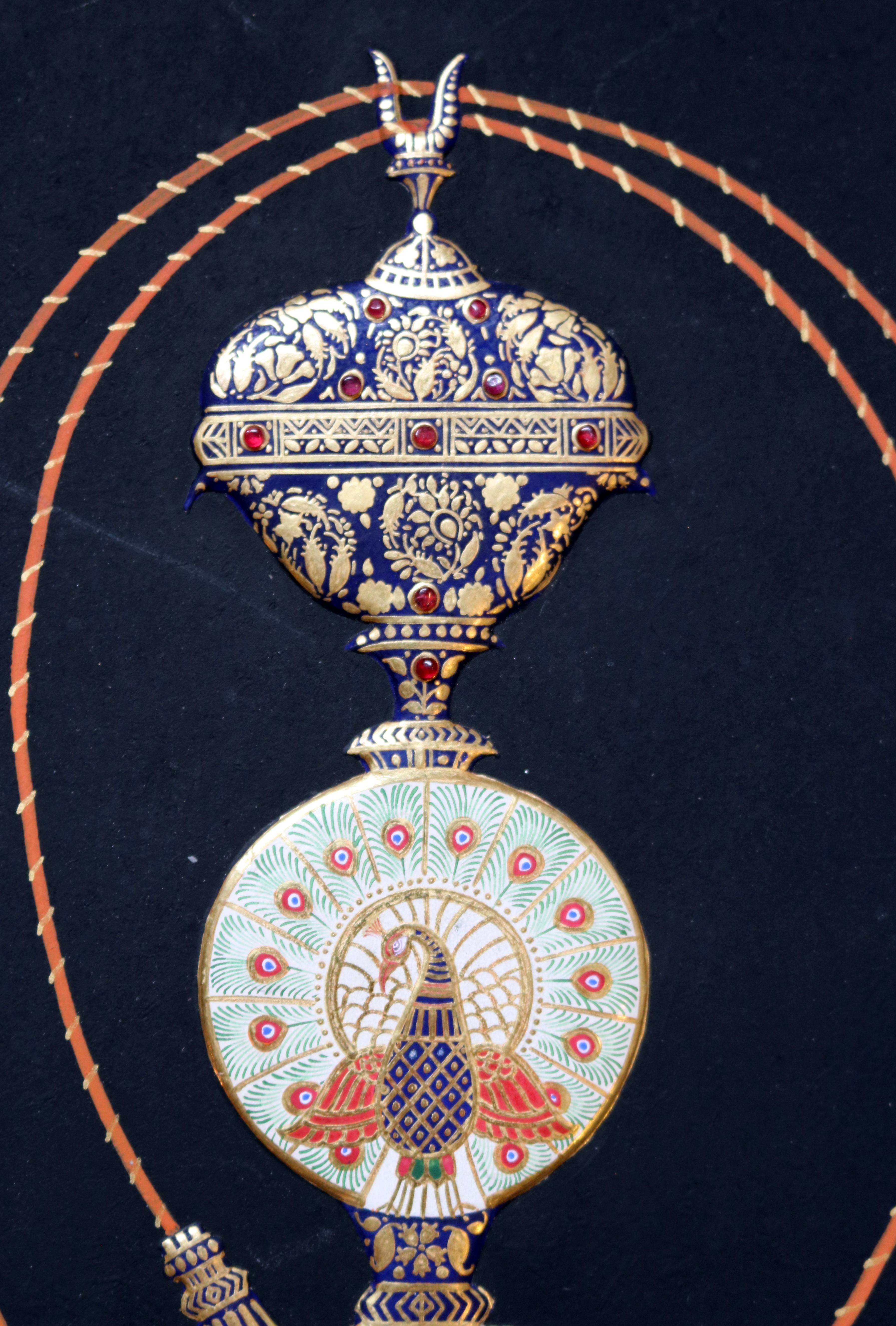 hyperrealistisches Reliefgemälde eines indischen Künstlers aus dem Jahr 1985, das einen handgezeichneten Krug in leuchtenden Farben und mit Goldvergoldung darstellt.

 
