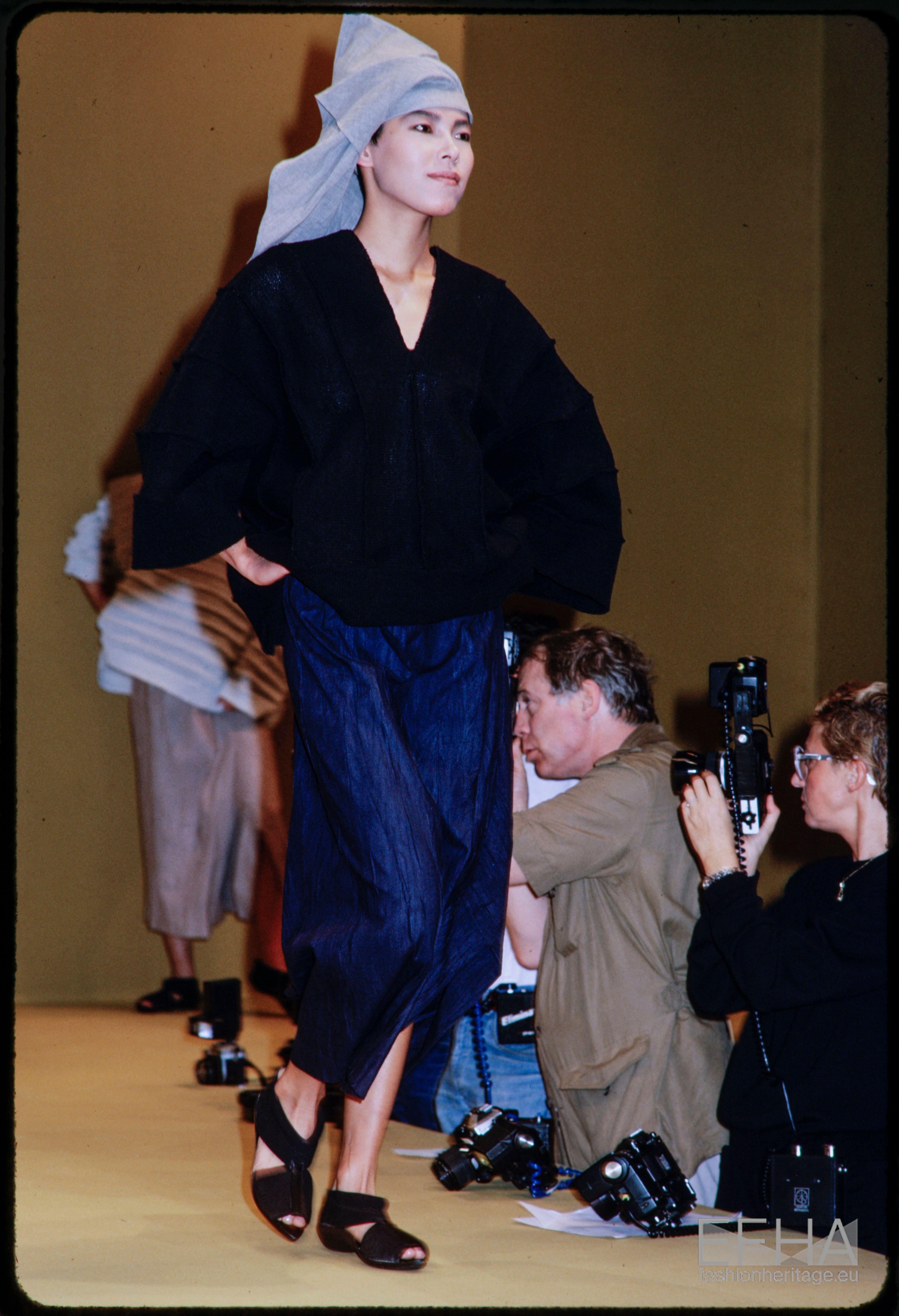 1985 ISSEY MIYAKE charcoal draped sweater For Sale 7