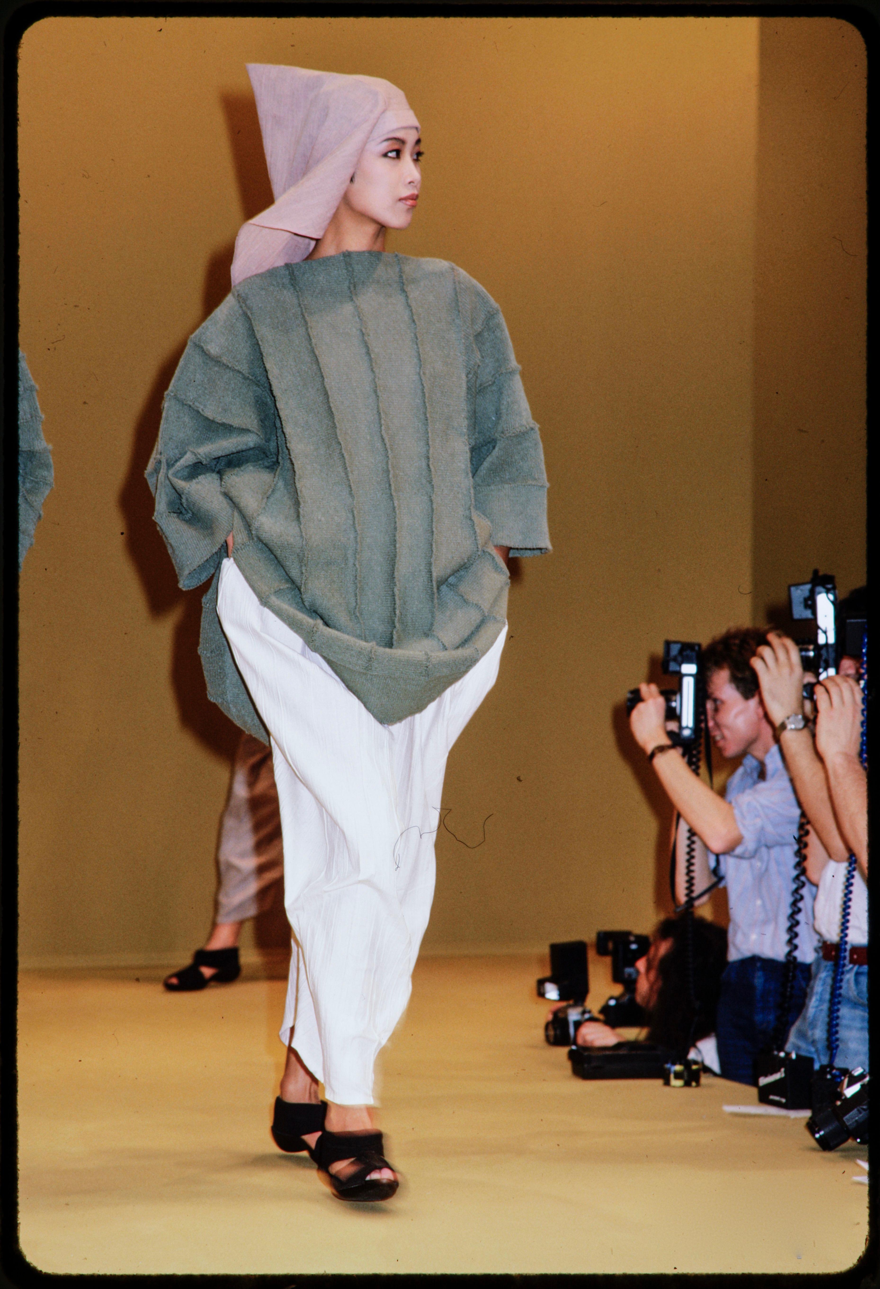 1985 ISSEY MIYAKE charcoal draped sweater For Sale 4