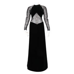 1985 Jacqueline de Ribes vestido de terciopelo negro con paneles de encaje transparente