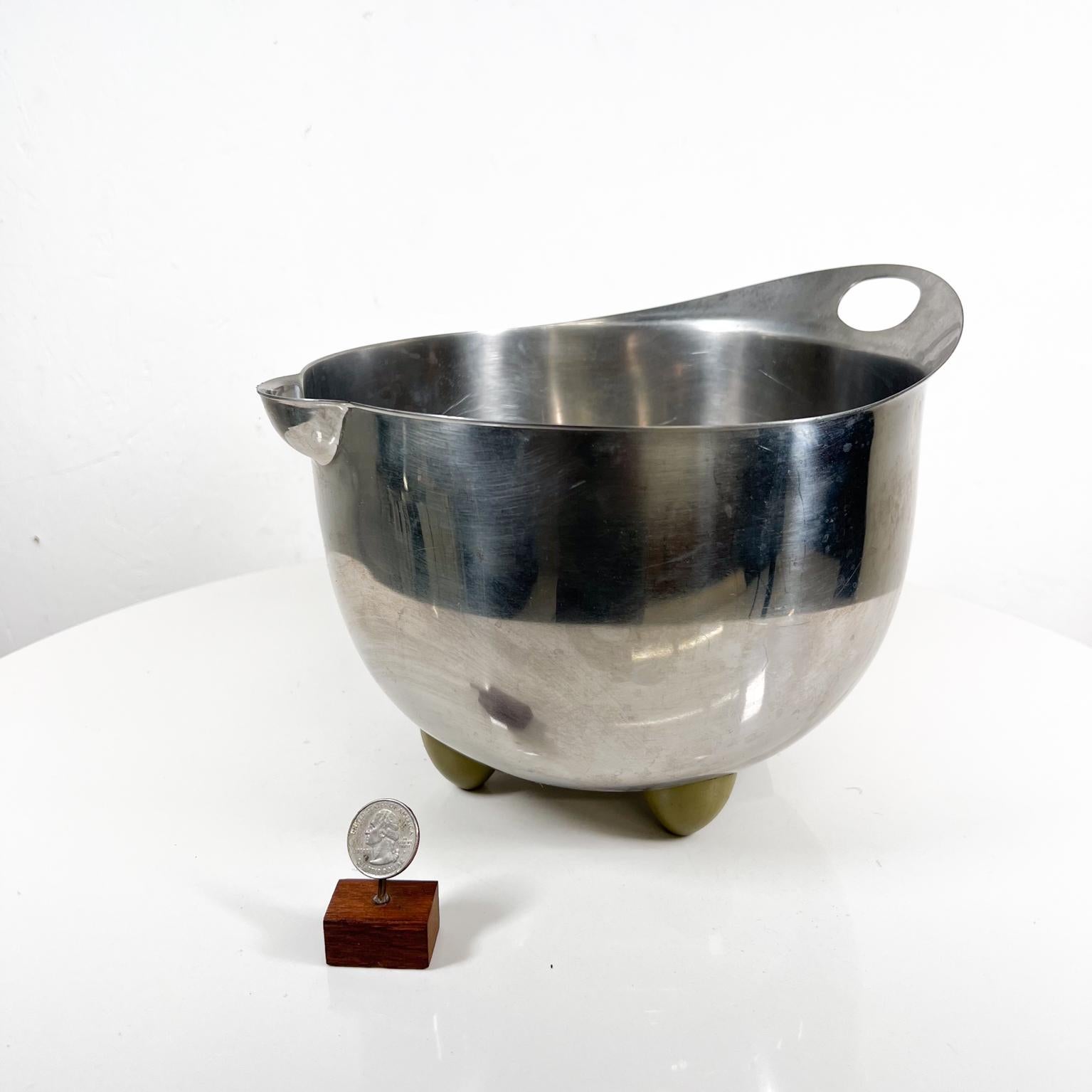 Michael Graves Design Stainless Steel Mixing Bowl 1985
10.13 D x 9.75 W x 6.5 H
Taiwan 
Signed
Original preowned condition, refer to images.



