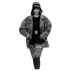 1985 Passerella Chanel Haute Couture Abito in velluto di tweed viola