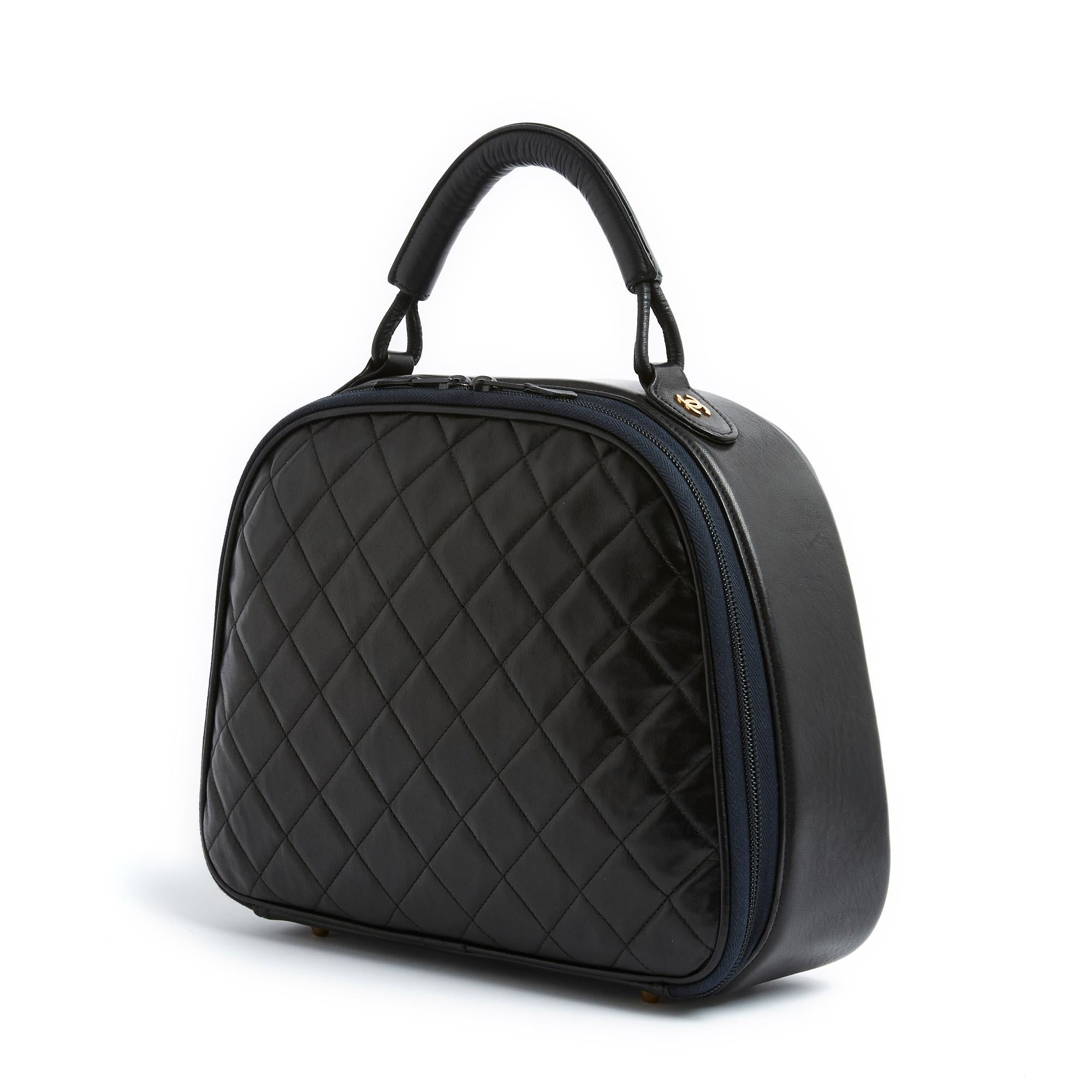 Chanel Kosmetiktasche der Serie Classic oder Timeless aus gestepptem schwarzem Leder, Innenausstattung aus bordeauxfarbenem Vinyl, signiert Chanel, mit einer Reißverschlusstasche und zwei aufgesetzten Taschen, Doppelschieber-Reißverschluss, oberer
