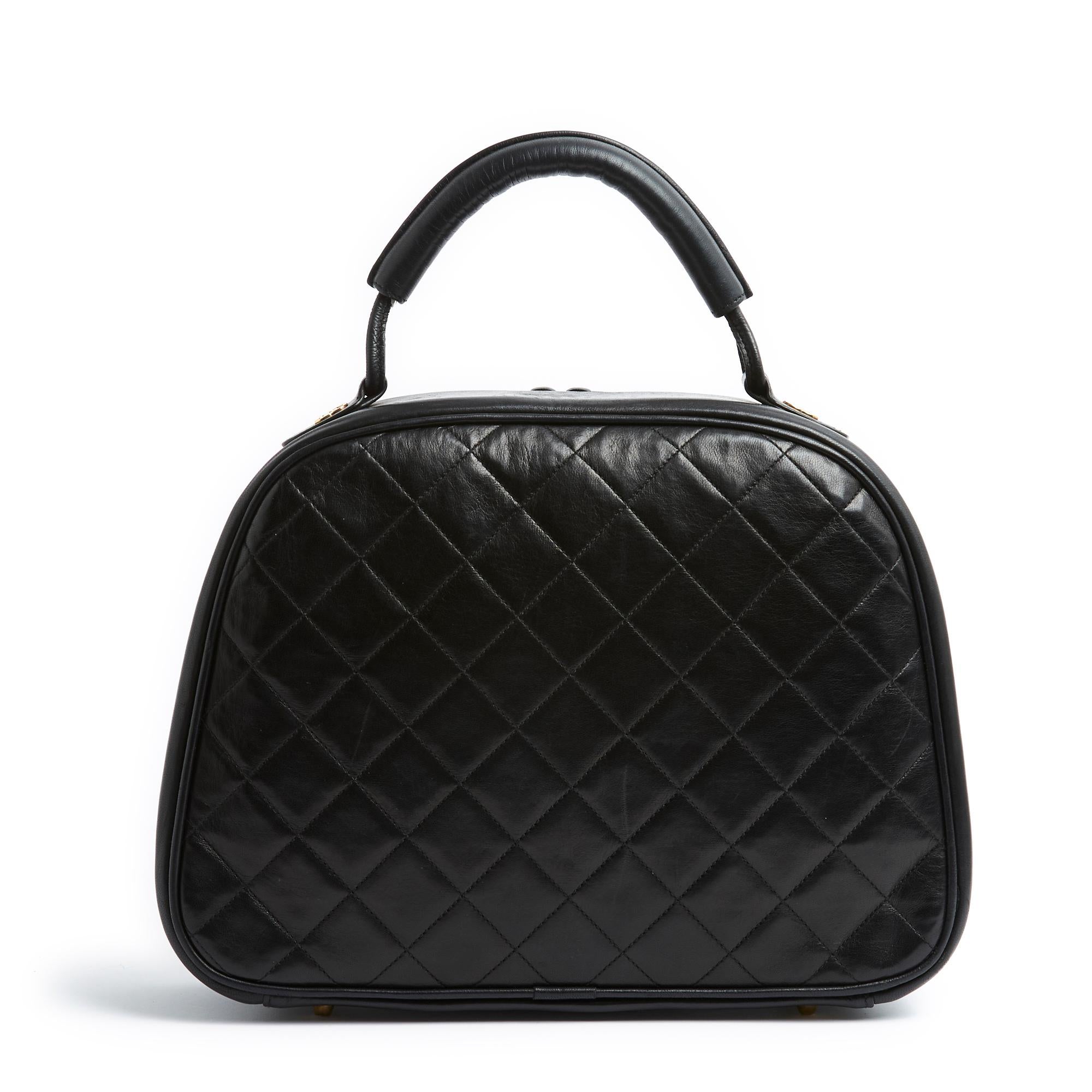 1985 Timeless Classique Black Leather Vanity Hand bag In Good Condition For Sale In PARIS, FR