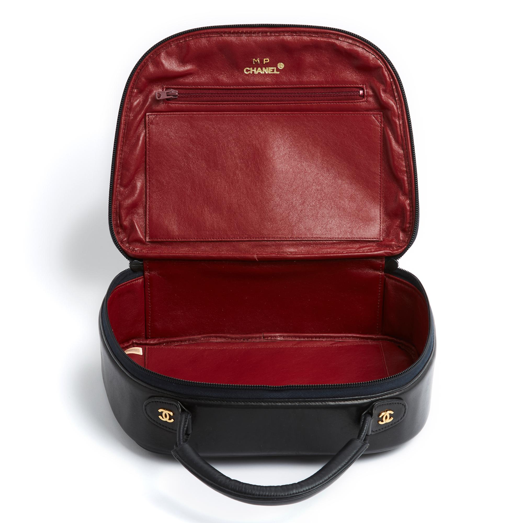 1985 Timeless Classique Black Leather Vanity Hand bag For Sale 1