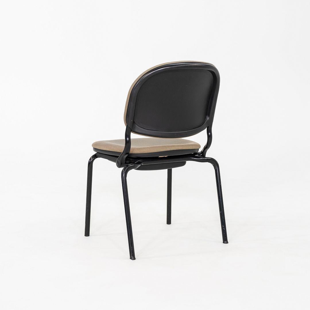 Diese Torsion Stacking Chairs wurden ursprünglich von Giancarlo Piretti für Krueger Intl. entworfen. Diese besonderen Exemplare wurden im Jahr 1985 hergestellt. Sie haben einen gepolsterten Sitz und eine gepolsterte Rückenlehne aus hellbraunem Stoff