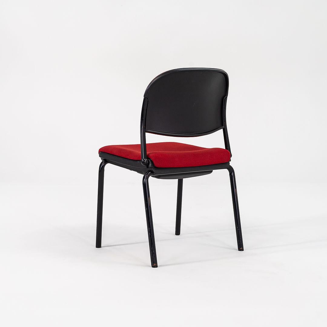 Il s'agit d'une chaise d'appoint empilable Torsion, conçue par Giancarlo Piretti pour Krueger Intl. Le prix indiqué comprend une chaise, mais nous avons plusieurs chaises disponibles à l'achat. Ils sont dotés d'une assise et d'un dossier rembourrés,