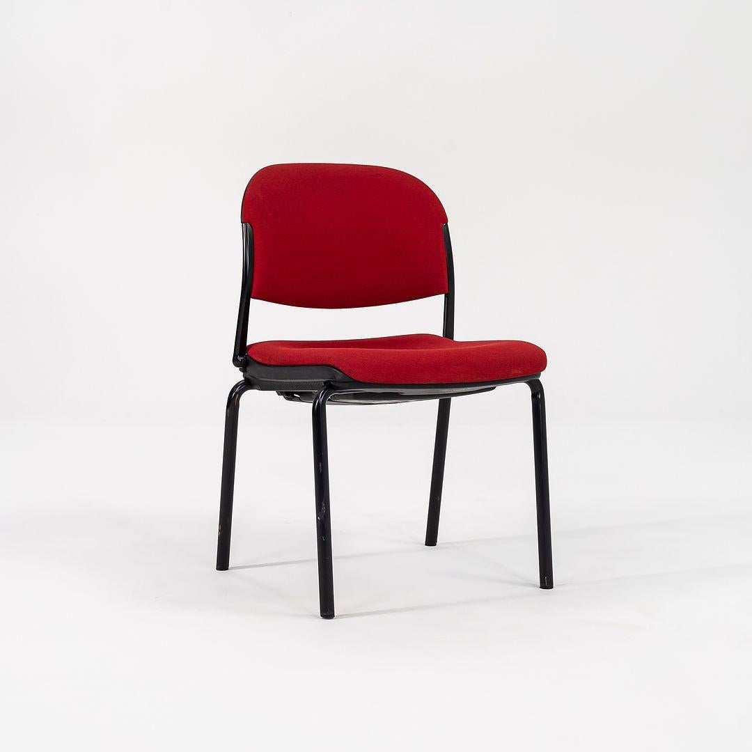 Chaises empilables Torsion 1985 de Giancarlo Piretti en tissu rouge Bon état - En vente à Philadelphia, PA