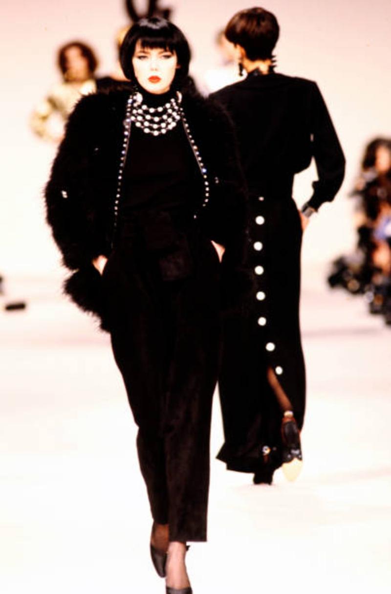 1985 Yves Saint Laurent jupe maxi en crêpe noir avec boutons en strass au dos en vente 9