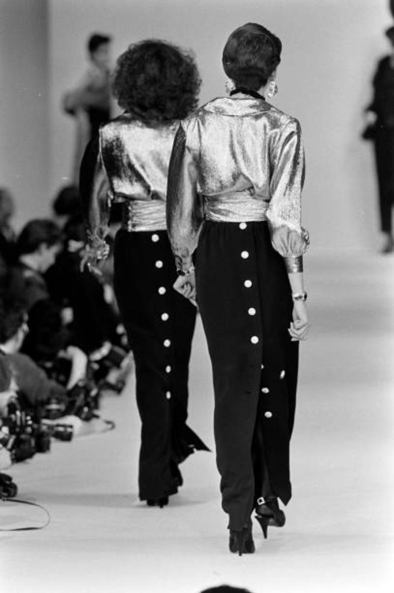 1985 Yves Saint Laurent jupe maxi en crêpe noir avec boutons en strass au dos en vente 10