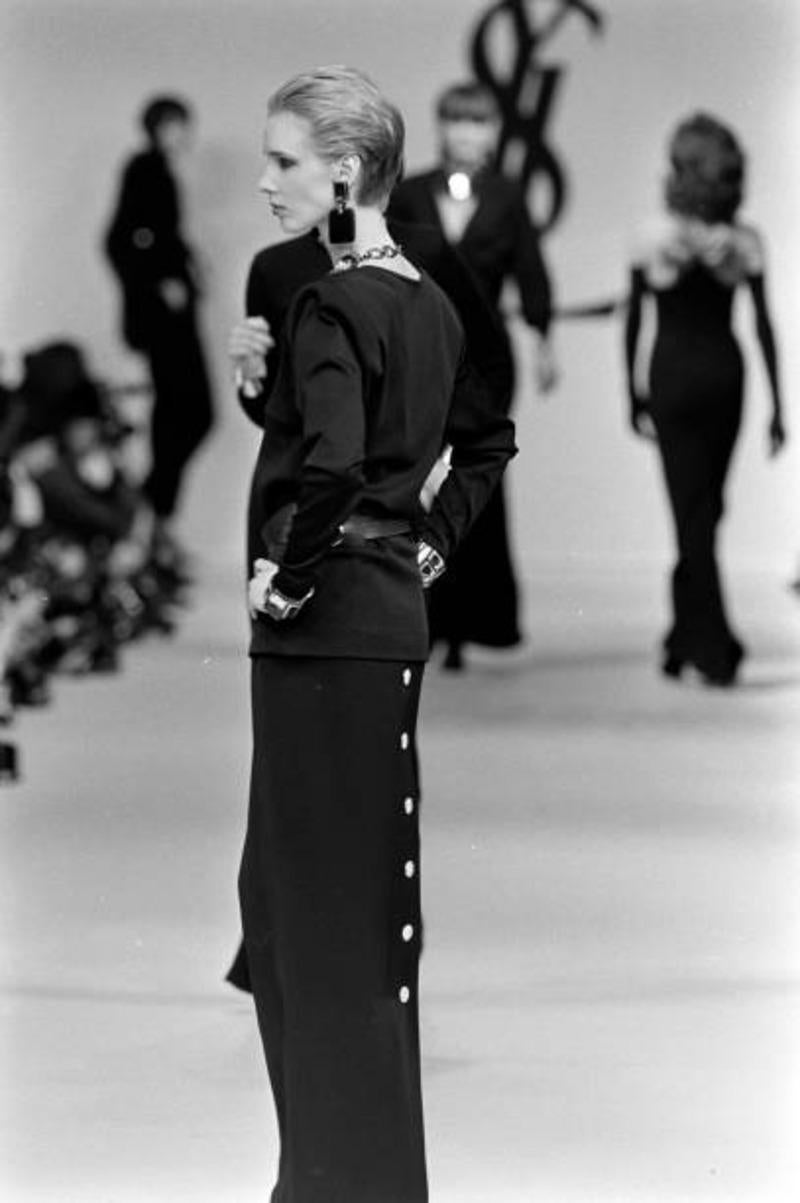 1985 Yves Saint Laurent jupe maxi en crêpe noir avec boutons en strass au dos en vente 12