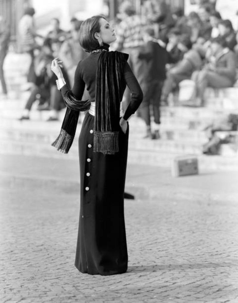 1985 Yves Saint Laurent jupe maxi en crêpe noir avec boutons en strass au dos en vente 14